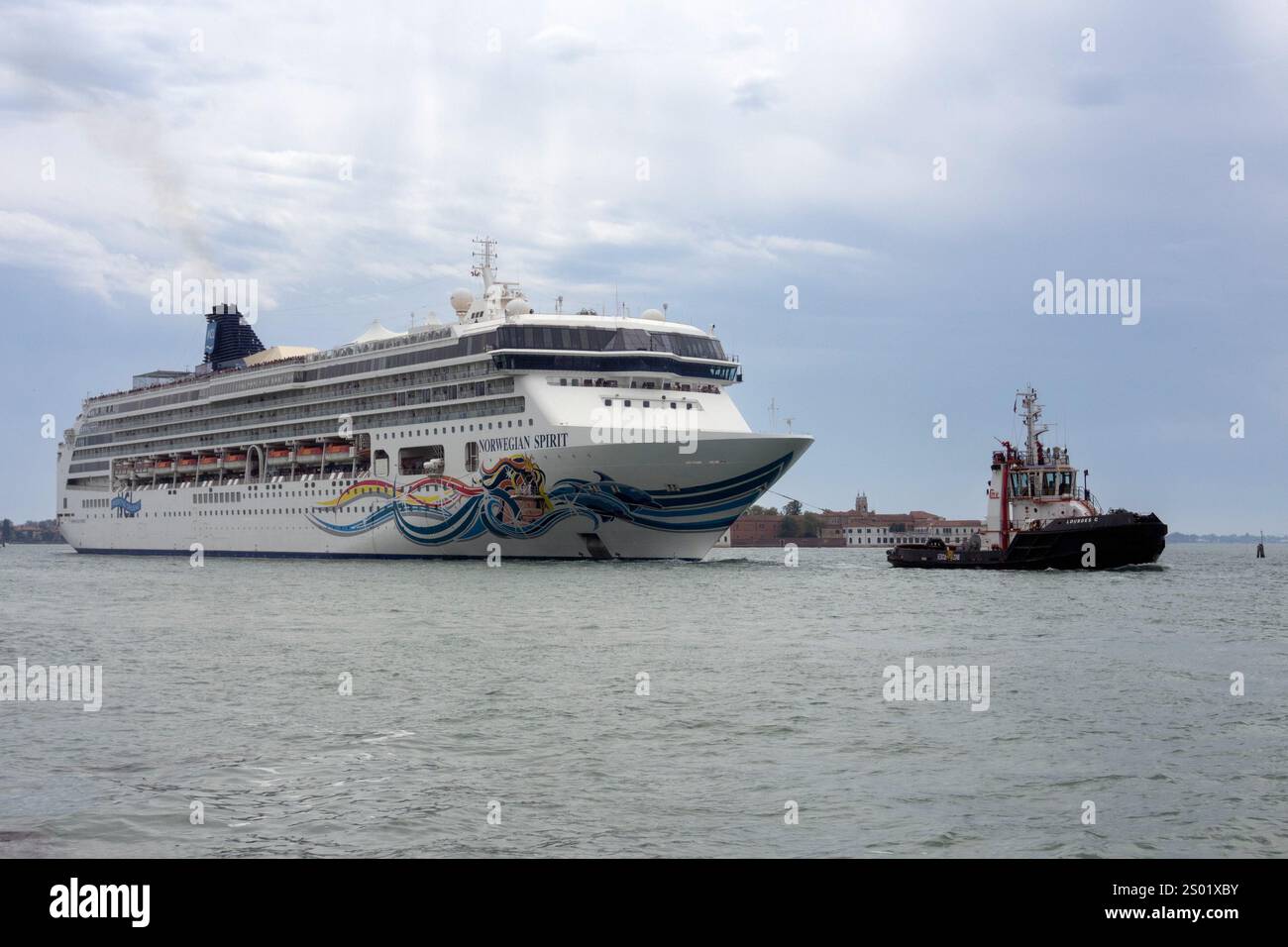 VENISE, ITALIE - 6 MAI 2015 : le navire de croisière « Norwegian Spirit » est remorqué par un remorqueur à Venise Banque D'Images