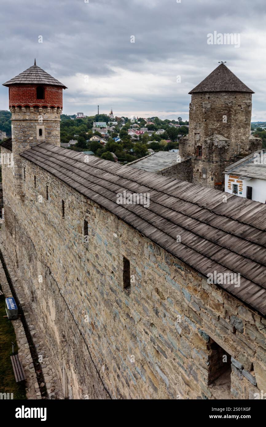 Un mur de pierre avec une tour rouge sur le dessus. Le mur est recouvert de pierre et a un aspect rustique. La tour est haute et a un toit pointu. La scène en est une Banque D'Images