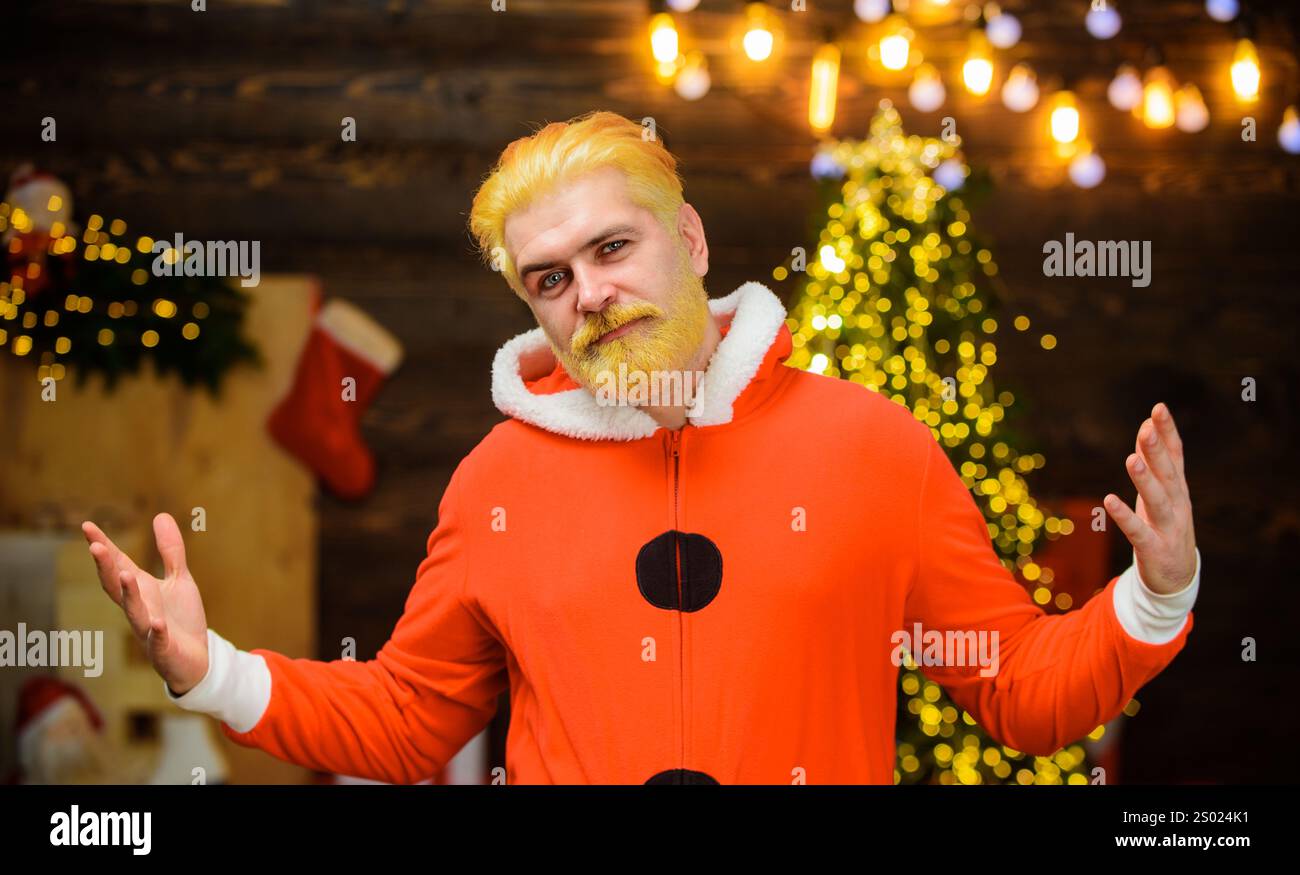 Joyeux Noël et bonne année. Souriant Père Noël dans la chambre décorée pour Noël. Bel homme barbu en costume de Père Noël, portrait. Winte familial Banque D'Images