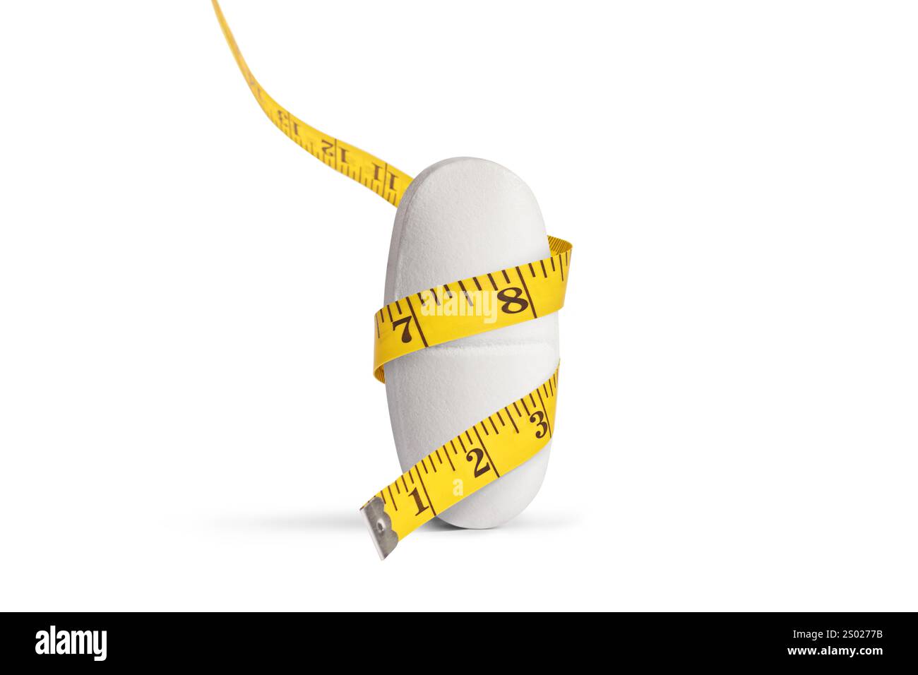 Pilule de perte de poids avec un ruban à mesurer isolé sur fond blanc Banque D'Images
