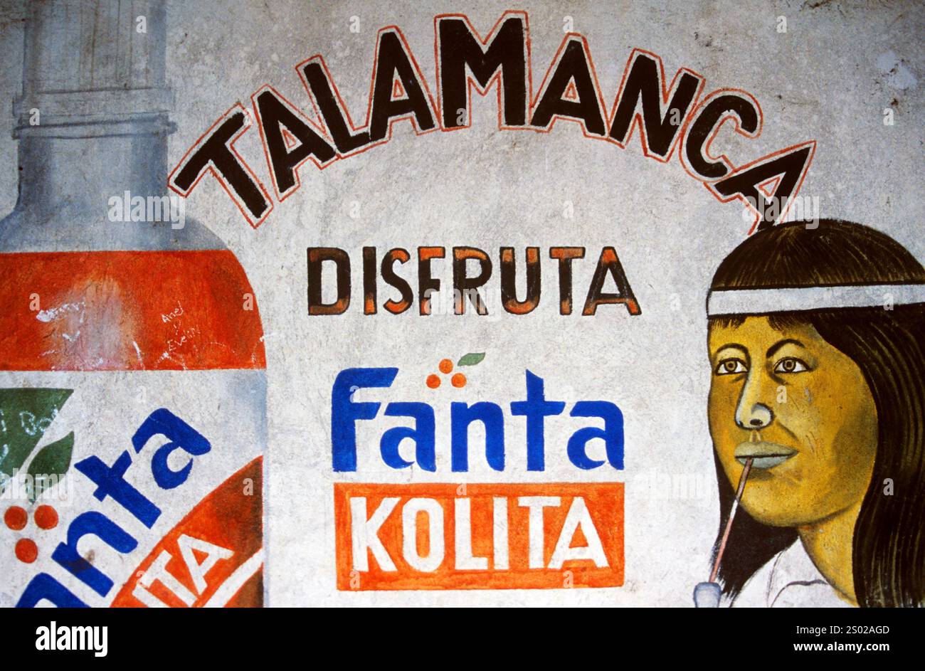 Murale Fanta Kolita présentant des images autochtones à Talamanca, Costa Rica, mettant en évidence la commercialisation de l'identité autochtone à des fins de marketing. Banque D'Images