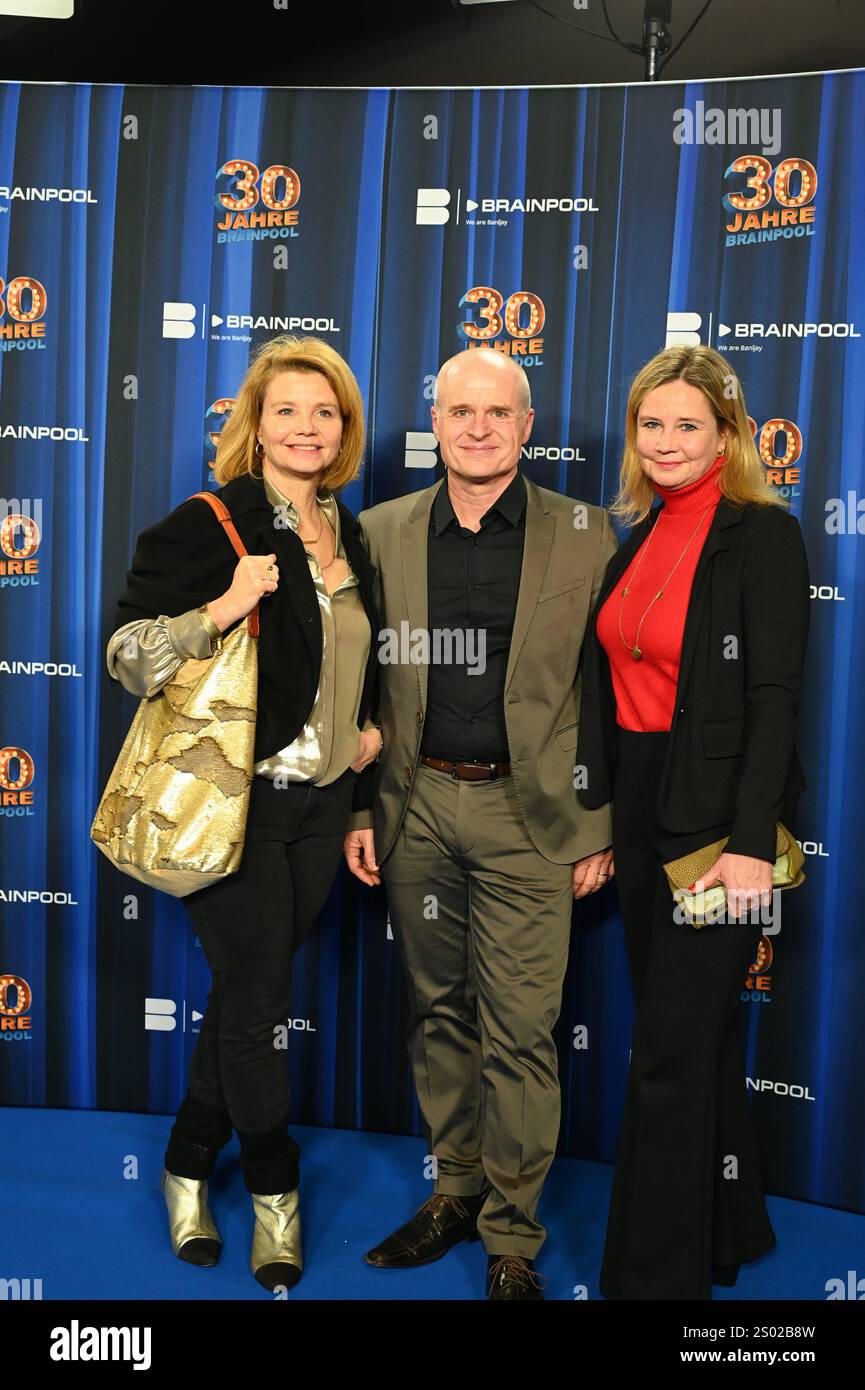 Schauspielerin Annette Frier, ihre Schwester und managerin Sabine Frier , l-R, und Redakteur Stephan Denzer, m, kommt zur Veranstaltung 30 Jahre TV Filmproduktionsgesellschaft Brainpool TV Banque D'Images