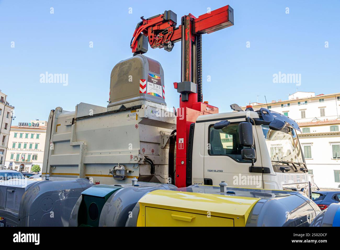 Livourne Italie, Piazza Cavour, gestion des déchets urbains, collecte automatisée des ordures, bras robotisé de camion mécanisé, levage du conteneur de déchets gris, recy organique Banque D'Images