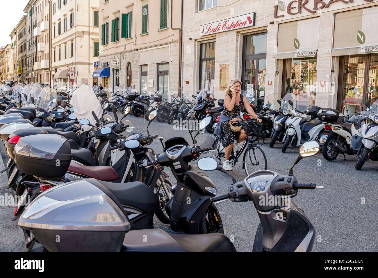 Livourne Italie, Piazza Cavour, motos garées le long de la rue, scooters à moteur de rangée, marques de variété, salon de beauté Luli Estetica, magasin d'herbes L'Erbario, boutiq Banque D'Images