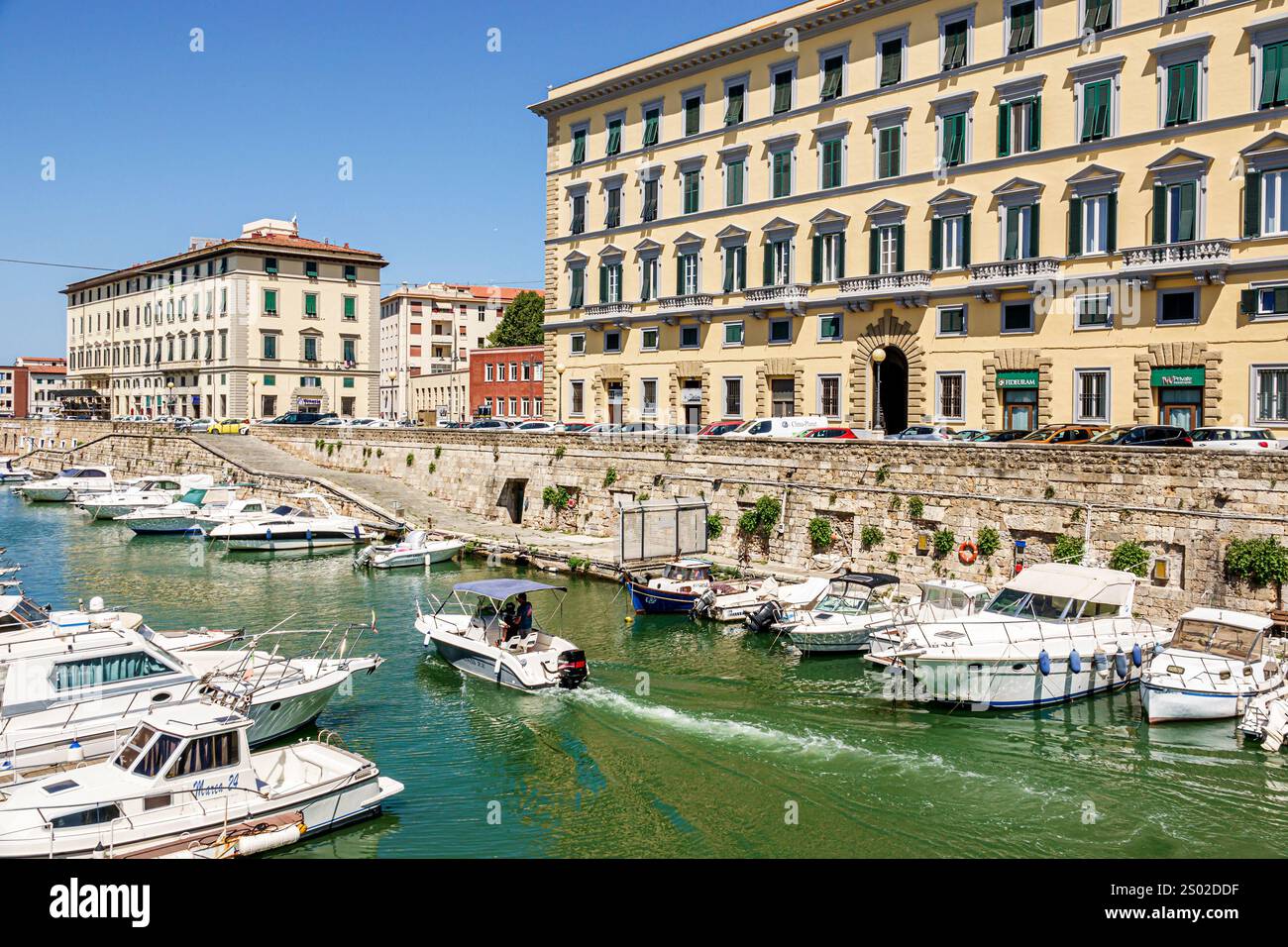 Livourne Italie, système de voies navigables de canal de fossés Fosso Reale, bateaux amarrés le long du canal, architecture urbaine historique, façades de style néoclassique, fenêtres cintrées, BA Banque D'Images