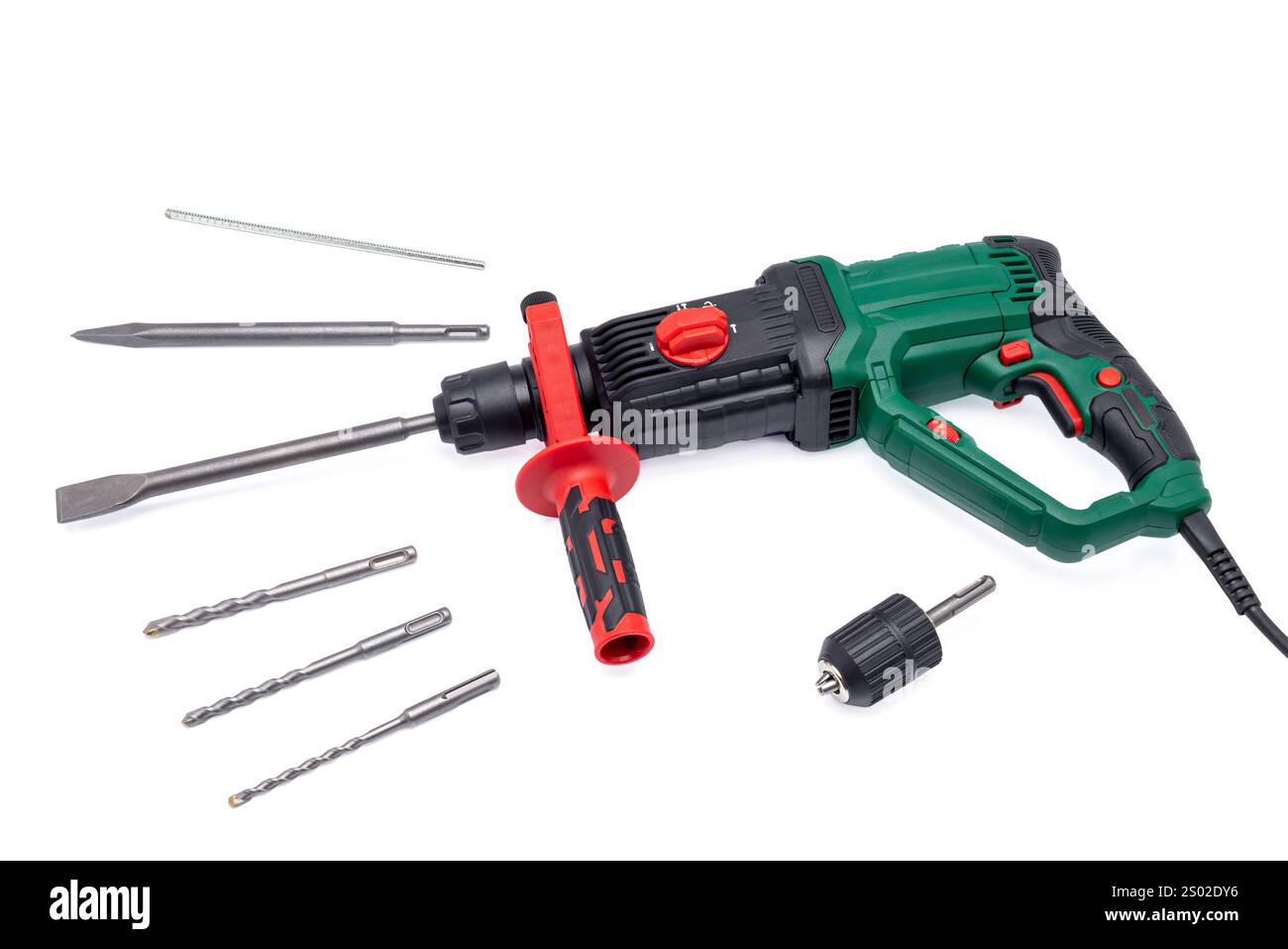 Perceuse à percussion avec un ensemble de forets isolés sur un fond blanc. Banque D'Images