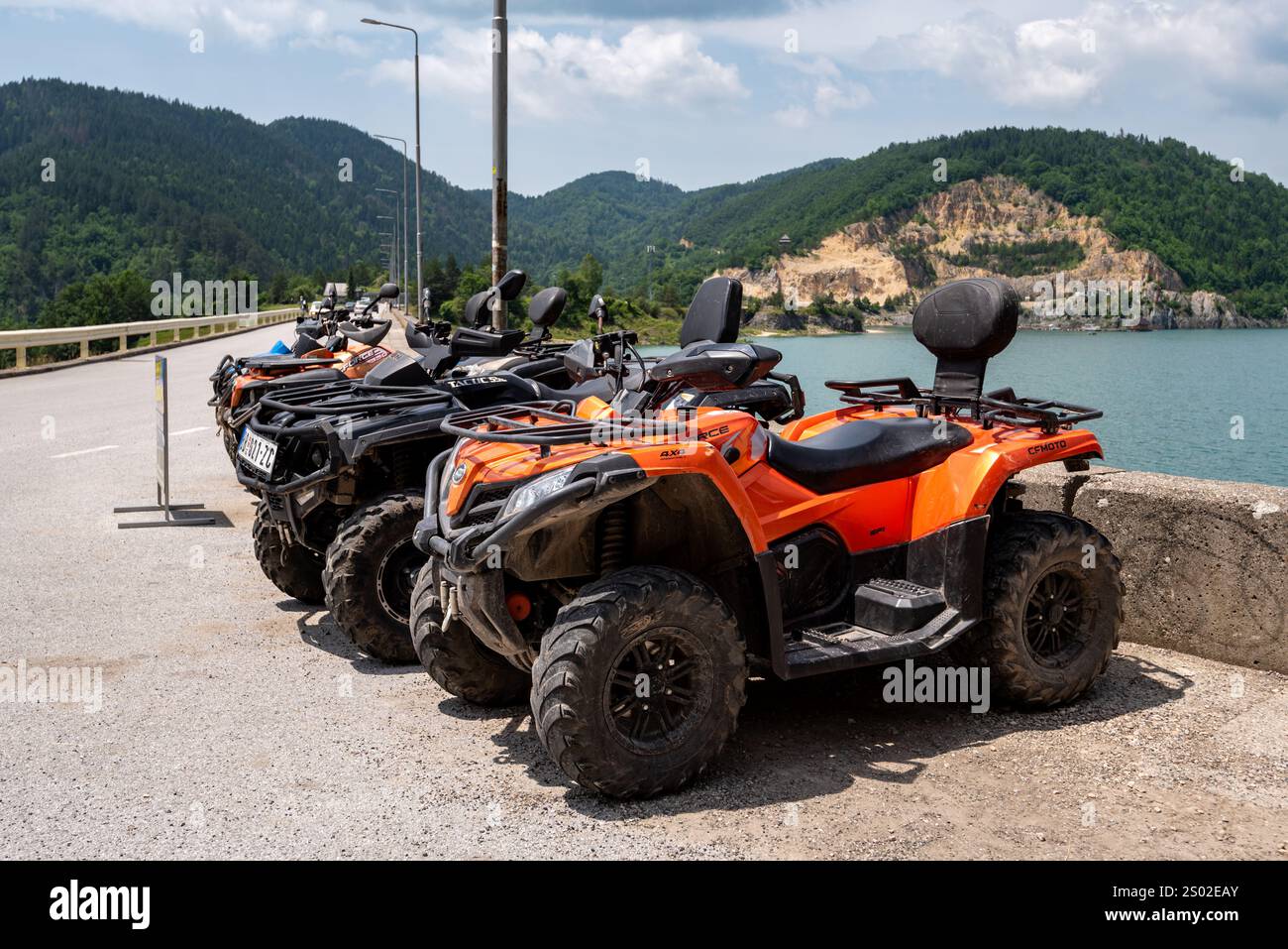Zaovine, Serbie - 21 juin. 2023 : location de quad, stationnés à côté du lac Zaovine sur la montagne Tara en Serbie. Banque D'Images Zaovine, Serbie - 21 juin. 2023 : location de quad, stationnés à côté du lac Zaovine sur la montagne Tara en Serbie. Banque D'Images