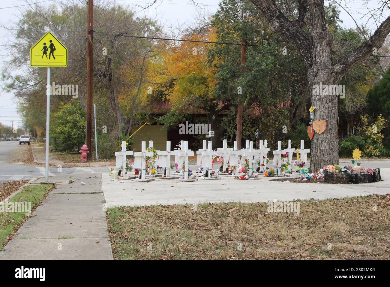 Uvalde, États-Unis. 23 décembre 2024. Un panneau de passage pour piétons à côté du mémorial de la fusillade de masse de l'école primaire Robb à Uvalde, Texas, États-Unis, le 23 décembre 2024. En mai de l'année 2022, un adolescent a tué 19 élèves et deux enseignants de l'école primaire Robb. (Photo de Carlos Kosienski/Sipa) crédit : Sipa USA/Alamy Live News Banque D'Images Uvalde, États-Unis. 23 décembre 2024. Un panneau de passage pour piétons à côté du mémorial de la fusillade de masse de l'école primaire Robb à Uvalde, Texas, États-Unis, le 23 décembre 2024. En mai de l'année 2022, un adolescent a tué 19 élèves et deux enseignants de l'école primaire Robb. (Photo de Carlos Kosienski/Sipa) crédit : Sipa USA/Alamy Live News Banque D'Images