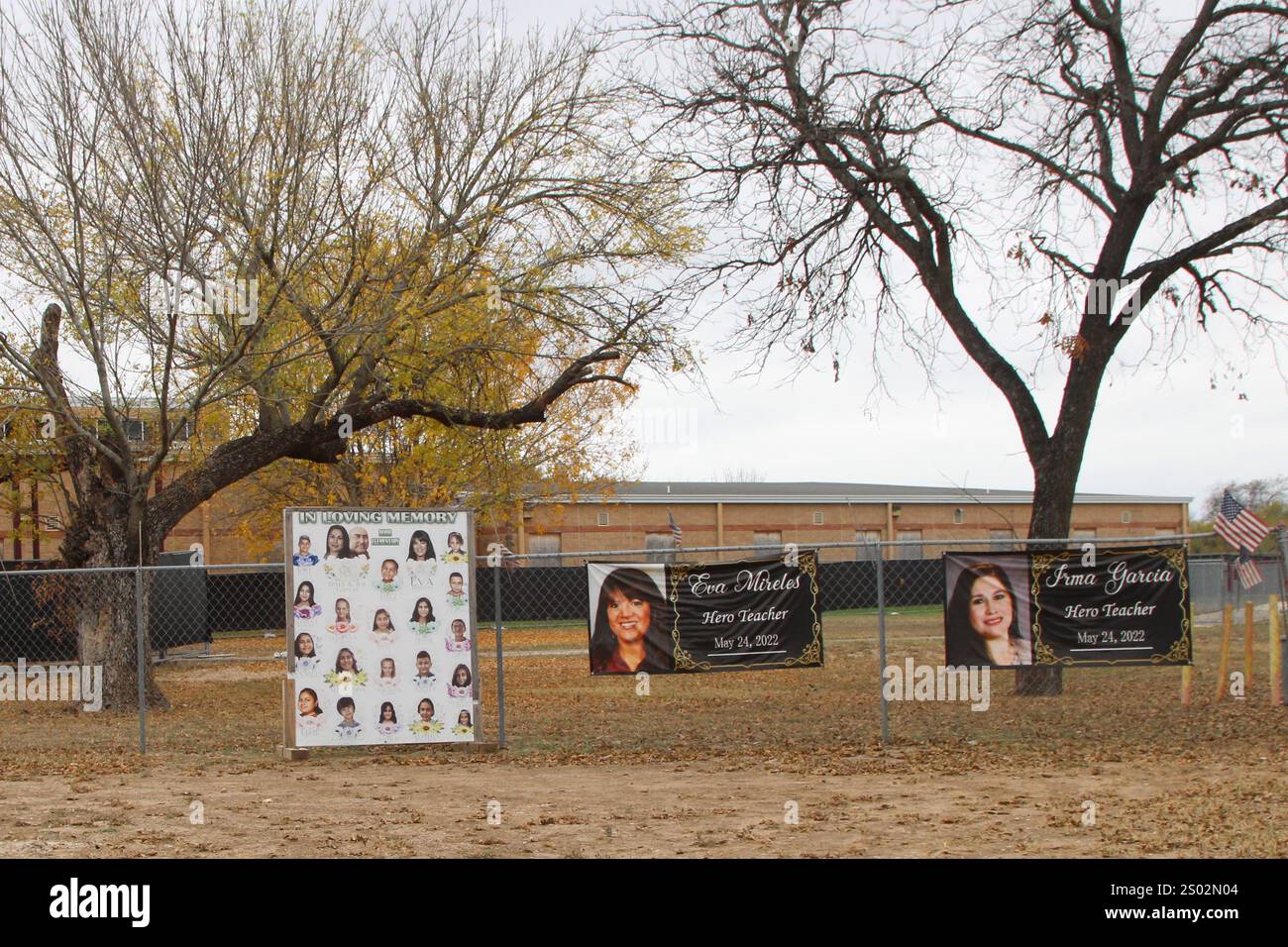 Uvalde, États-Unis. 23 décembre 2024. Trois bannières commémoratives attachées à l'escrime entourant l'école primaire Robb à Uvalde, Texas, États-Unis, le 23 décembre 2024. En mai de l'année 2022, un adolescent a tué 19 élèves et deux enseignants de l'école primaire Robb. (Photo de Carlos Kosienski/Sipa) crédit : Sipa USA/Alamy Live News Banque D'Images Uvalde, États-Unis. 23 décembre 2024. Trois bannières commémoratives attachées à l'escrime entourant l'école primaire Robb à Uvalde, Texas, États-Unis, le 23 décembre 2024. En mai de l'année 2022, un adolescent a tué 19 élèves et deux enseignants de l'école primaire Robb. (Photo de Carlos Kosienski/Sipa) crédit : Sipa USA/Alamy Live News Banque D'Images
