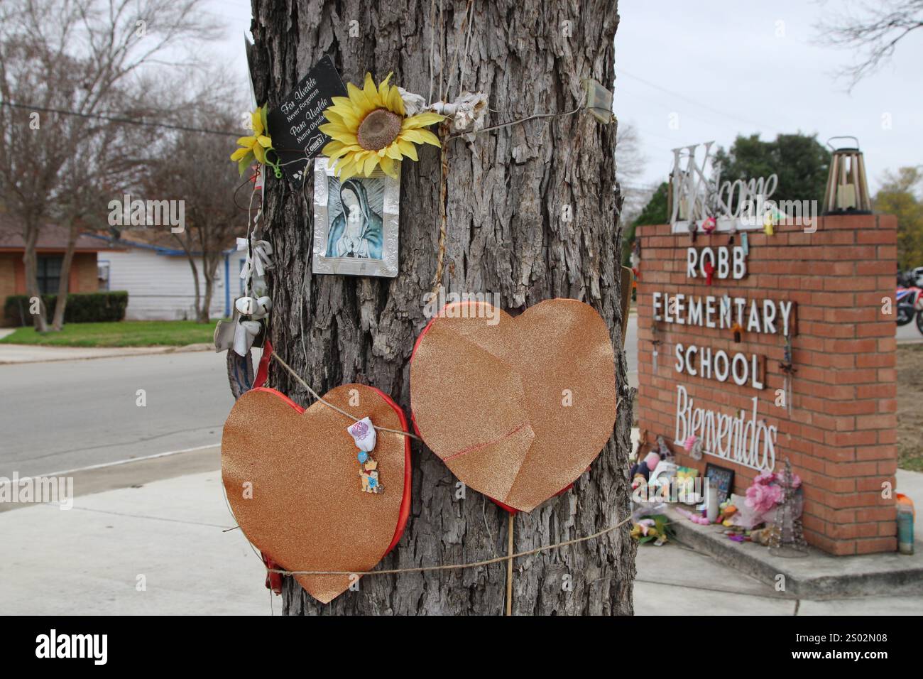 Uvalde, États-Unis. 23 décembre 2024. Deux cœurs attachés à un arbre près du panneau d'entrée de l'école primaire Robb à Uvalde, Texas, États-Unis, le 23 décembre 2024. En mai de l'année 2022, un adolescent a tué 19 élèves et deux enseignants de l'école primaire Robb. (Photo de Carlos Kosienski/Sipa) crédit : Sipa USA/Alamy Live News Banque D'Images Uvalde, États-Unis. 23 décembre 2024. Deux cœurs attachés à un arbre près du panneau d'entrée de l'école primaire Robb à Uvalde, Texas, États-Unis, le 23 décembre 2024. En mai de l'année 2022, un adolescent a tué 19 élèves et deux enseignants de l'école primaire Robb. (Photo de Carlos Kosienski/Sipa) crédit : Sipa USA/Alamy Live News Banque D'Images