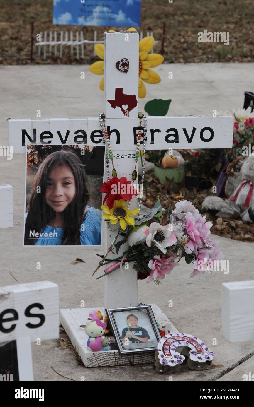 Uvalde, États-Unis. 23 décembre 2024. Une croix pour Nevaeh Bravo au mémorial de tir de l'école primaire Robb à Uvalde, Texas, États-Unis, le 23 décembre 2024. En mai de l'année 2022, un adolescent a tué 19 élèves et deux enseignants de l'école primaire Robb. (Photo de Carlos Kosienski/Sipa) crédit : Sipa USA/Alamy Live News Banque D'Images Uvalde, États-Unis. 23 décembre 2024. Une croix pour Nevaeh Bravo au mémorial de tir de l'école primaire Robb à Uvalde, Texas, États-Unis, le 23 décembre 2024. En mai de l'année 2022, un adolescent a tué 19 élèves et deux enseignants de l'école primaire Robb. (Photo de Carlos Kosienski/Sipa) crédit : Sipa USA/Alamy Live News Banque D'Images