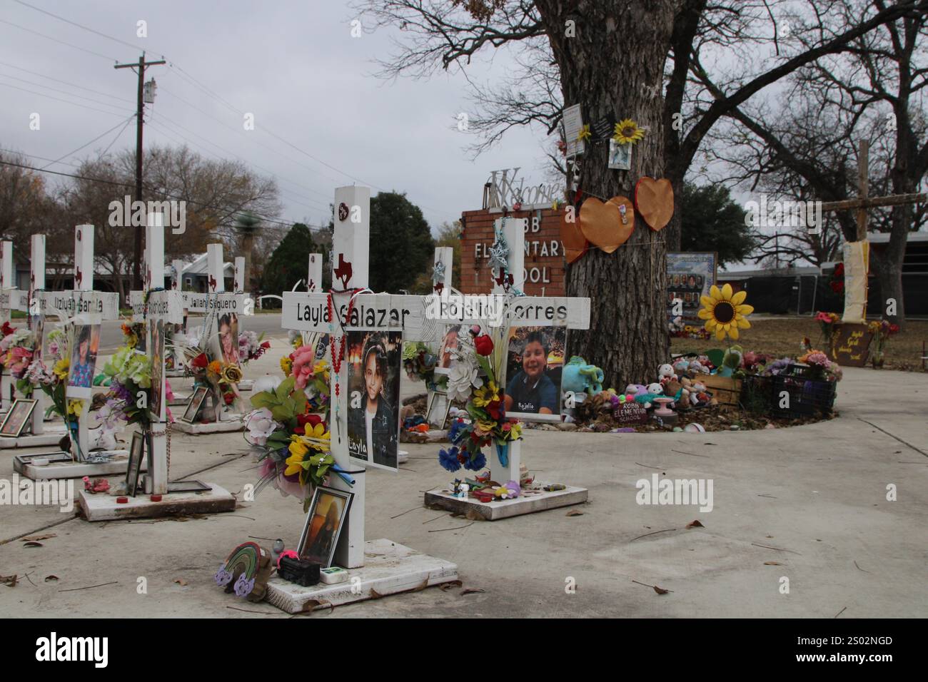 Uvalde, États-Unis. 23 décembre 2024. Le mémorial de tir de l'école primaire Robb à Uvalde, Texas, États-Unis, le 23 décembre 2024. En mai de l'année 2022, un adolescent a tué 19 élèves et deux enseignants de l'école primaire Robb. (Photo de Carlos Kosienski/Sipa) crédit : Sipa USA/Alamy Live News Banque D'Images Uvalde, États-Unis. 23 décembre 2024. Le mémorial de tir de l'école primaire Robb à Uvalde, Texas, États-Unis, le 23 décembre 2024. En mai de l'année 2022, un adolescent a tué 19 élèves et deux enseignants de l'école primaire Robb. (Photo de Carlos Kosienski/Sipa) crédit : Sipa USA/Alamy Live News Banque D'Images