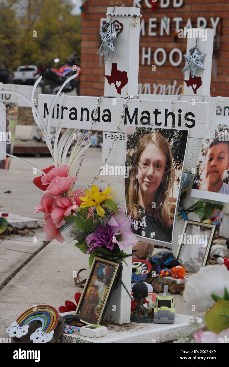 Uvalde, États-Unis. 23 décembre 2024. Une croix pour Maranda Mathis au mémorial de tir de l'école primaire Robb à Uvalde, Texas, États-Unis, le 23 décembre 2024. En mai de l'année 2022, un adolescent a tué 19 élèves et deux enseignants de l'école primaire Robb. (Photo de Carlos Kosienski/Sipa) crédit : Sipa USA/Alamy Live News Banque D'Images Uvalde, États-Unis. 23 décembre 2024. Une croix pour Maranda Mathis au mémorial de tir de l'école primaire Robb à Uvalde, Texas, États-Unis, le 23 décembre 2024. En mai de l'année 2022, un adolescent a tué 19 élèves et deux enseignants de l'école primaire Robb. (Photo de Carlos Kosienski/Sipa) crédit : Sipa USA/Alamy Live News Banque D'Images