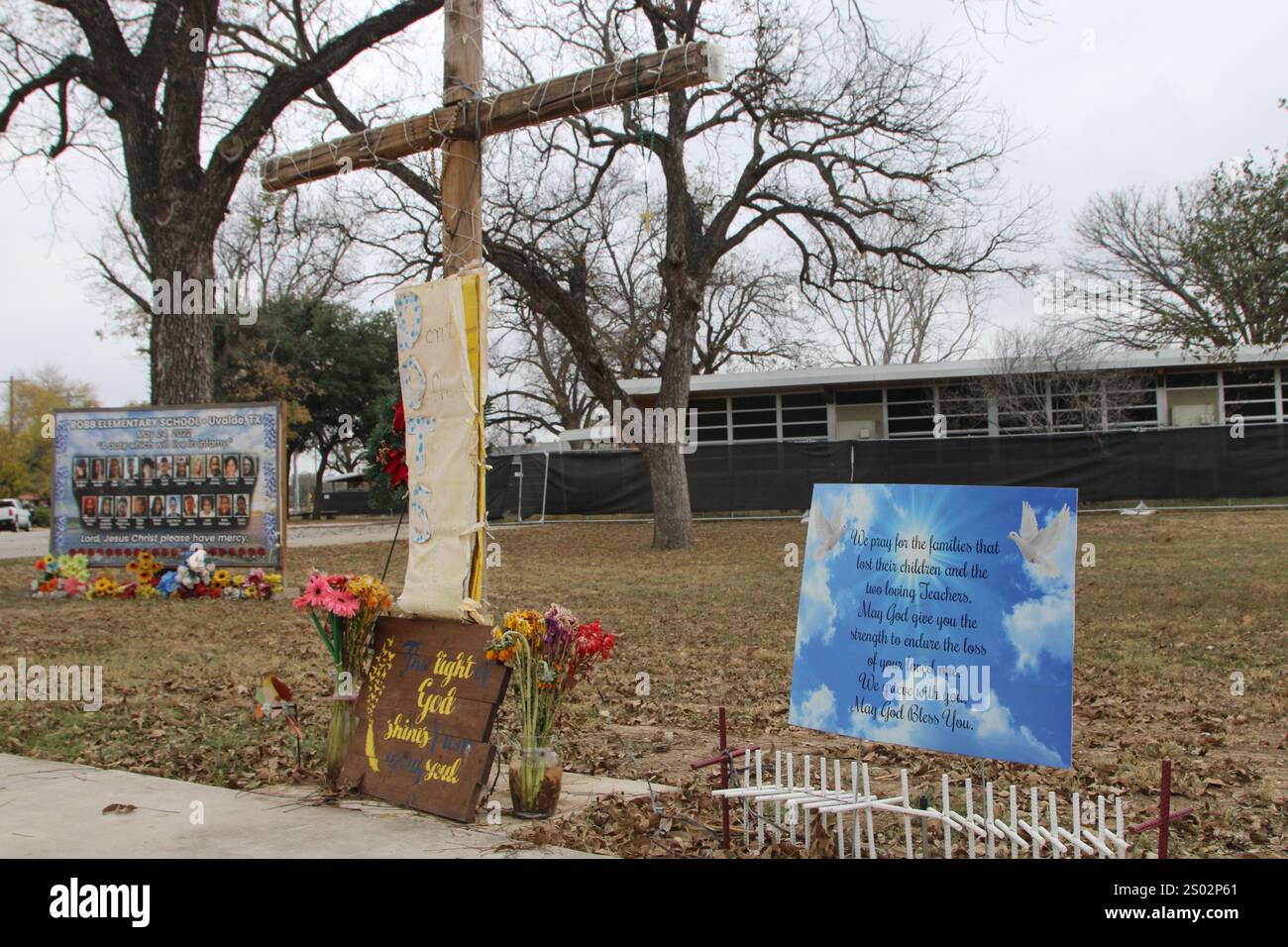 Uvalde, États-Unis. 23 décembre 2024. Une grande croix se dresse au bord du mémorial de tir de l'école primaire Robb à Uvalde, Texas, États-Unis, le 23 décembre 2024. En mai de l'année 2022, un adolescent a tué 19 élèves et deux enseignants de l'école primaire Robb. (Photo de Carlos Kosienski/Sipa) crédit : Sipa USA/Alamy Live News Banque D'Images Uvalde, États-Unis. 23 décembre 2024. Une grande croix se dresse au bord du mémorial de tir de l'école primaire Robb à Uvalde, Texas, États-Unis, le 23 décembre 2024. En mai de l'année 2022, un adolescent a tué 19 élèves et deux enseignants de l'école primaire Robb. (Photo de Carlos Kosienski/Sipa) crédit : Sipa USA/Alamy Live News Banque D'Images