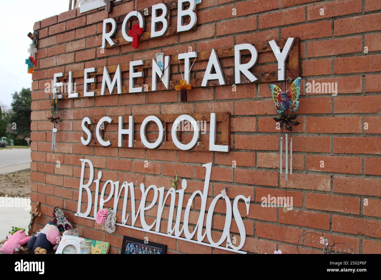 Uvalde, États-Unis. 23 décembre 2024. Le panneau Bienvenidos de l'école primaire Robb (Bienvenidos) à l'école primaire Robb à Uvalde, Texas, États-Unis, le 23 décembre 2024. En mai de l'année 2022, un adolescent a tué 19 élèves et deux enseignants de l'école primaire Robb. (Photo de Carlos Kosienski/Sipa) crédit : Sipa USA/Alamy Live News Banque D'Images Uvalde, États-Unis. 23 décembre 2024. Le panneau Bienvenidos de l'école primaire Robb (Bienvenidos) à l'école primaire Robb à Uvalde, Texas, États-Unis, le 23 décembre 2024. En mai de l'année 2022, un adolescent a tué 19 élèves et deux enseignants de l'école primaire Robb. (Photo de Carlos Kosienski/Sipa) crédit : Sipa USA/Alamy Live News Banque D'Images
