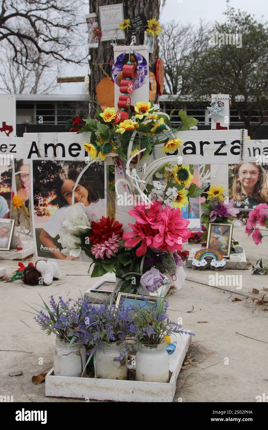 Uvalde, États-Unis. 23 décembre 2024. Une croix pour Amerie JO Garza au mémorial de tir de l'école primaire Robb à Uvalde, Texas, États-Unis, le 23 décembre 2024. En mai de l'année 2022, un adolescent a tué 19 élèves et deux enseignants de l'école primaire Robb. (Photo de Carlos Kosienski/Sipa) crédit : Sipa USA/Alamy Live News Banque D'Images Uvalde, États-Unis. 23 décembre 2024. Une croix pour Amerie JO Garza au mémorial de tir de l'école primaire Robb à Uvalde, Texas, États-Unis, le 23 décembre 2024. En mai de l'année 2022, un adolescent a tué 19 élèves et deux enseignants de l'école primaire Robb. (Photo de Carlos Kosienski/Sipa) crédit : Sipa USA/Alamy Live News Banque D'Images