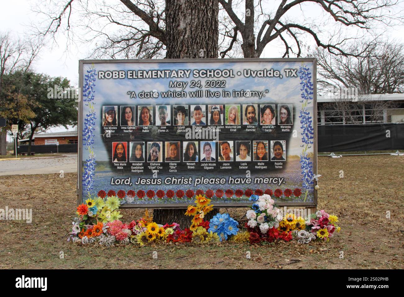 Uvalde, États-Unis. 23 décembre 2024. Une grande affiche représentant toutes les personnes qui ont péri pendant la fusillade de masse est exposée à l'école primaire Robb à Uvalde, Texas, États-Unis, le 23 décembre 2024. En mai de l'année 2022, un adolescent a tué 19 élèves et deux enseignants de l'école primaire Robb. (Photo de Carlos Kosienski/Sipa) crédit : Sipa USA/Alamy Live News Banque D'Images Uvalde, États-Unis. 23 décembre 2024. Une grande affiche représentant toutes les personnes qui ont péri pendant la fusillade de masse est exposée à l'école primaire Robb à Uvalde, Texas, États-Unis, le 23 décembre 2024. En mai de l'année 2022, un adolescent a tué 19 élèves et deux enseignants de l'école primaire Robb. (Photo de Carlos Kosienski/Sipa) crédit : Sipa USA/Alamy Live News Banque D'Images