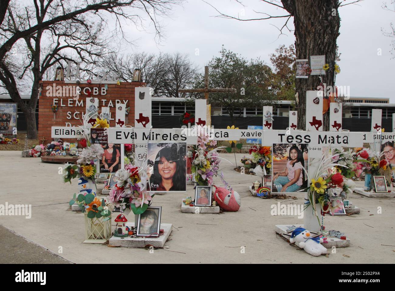 Uvalde, États-Unis. 23 décembre 2024. Le mémorial de tir de l'école primaire Robb à Uvalde, Texas, États-Unis, le 23 décembre 2024. En mai de l'année 2022, un adolescent a tué 19 élèves et deux enseignants de l'école primaire Robb. (Photo de Carlos Kosienski/Sipa) crédit : Sipa USA/Alamy Live News Banque D'Images Uvalde, États-Unis. 23 décembre 2024. Le mémorial de tir de l'école primaire Robb à Uvalde, Texas, États-Unis, le 23 décembre 2024. En mai de l'année 2022, un adolescent a tué 19 élèves et deux enseignants de l'école primaire Robb. (Photo de Carlos Kosienski/Sipa) crédit : Sipa USA/Alamy Live News Banque D'Images