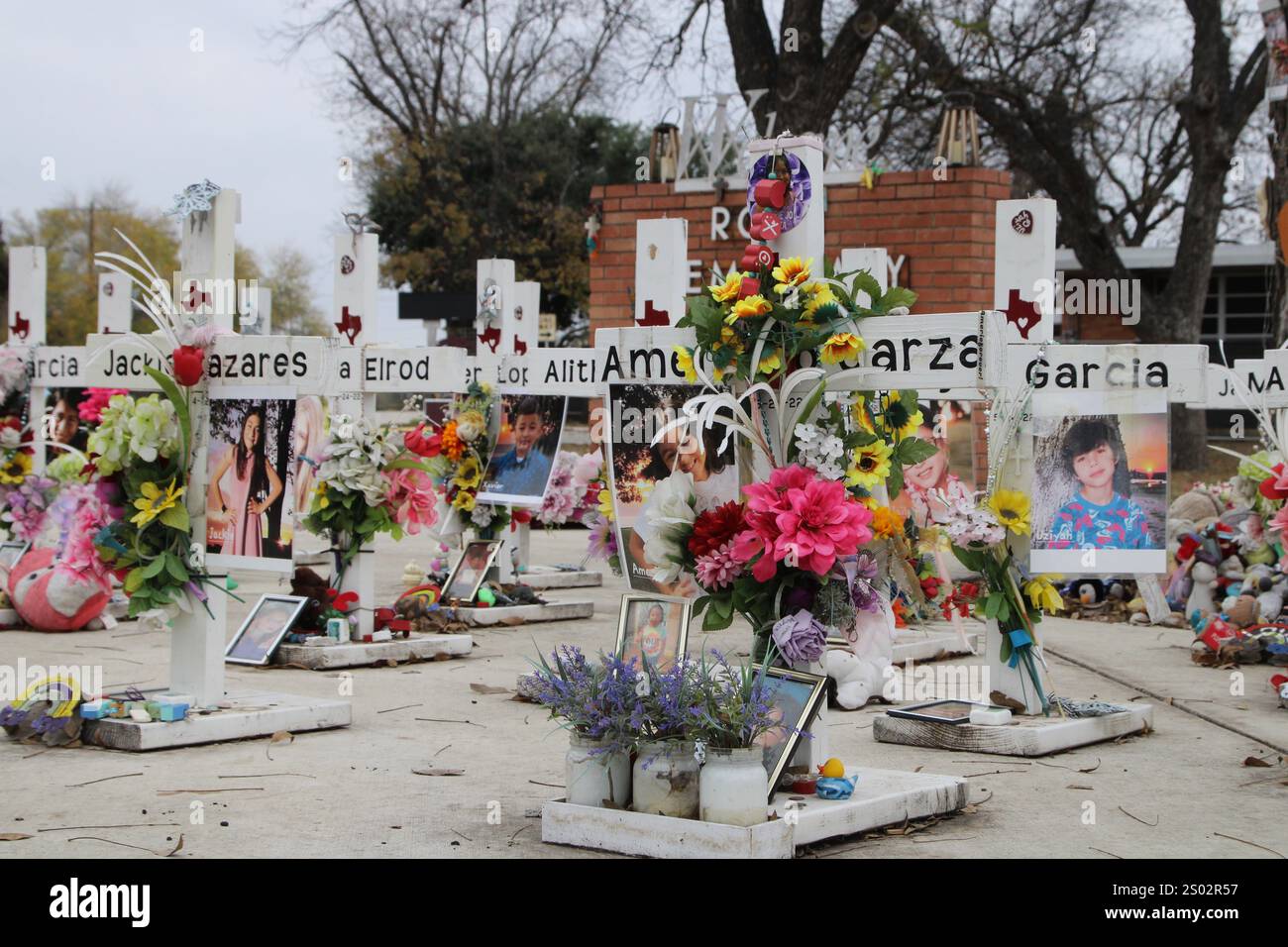 Uvalde, États-Unis. 23 décembre 2024. Le mémorial de tir de l'école primaire Robb à Uvalde, Texas, États-Unis, le 23 décembre 2024. En mai de l'année 2022, un adolescent a tué 19 élèves et deux enseignants de l'école primaire Robb. (Photo de Carlos Kosienski/Sipa) crédit : Sipa USA/Alamy Live News Banque D'Images Uvalde, États-Unis. 23 décembre 2024. Le mémorial de tir de l'école primaire Robb à Uvalde, Texas, États-Unis, le 23 décembre 2024. En mai de l'année 2022, un adolescent a tué 19 élèves et deux enseignants de l'école primaire Robb. (Photo de Carlos Kosienski/Sipa) crédit : Sipa USA/Alamy Live News Banque D'Images