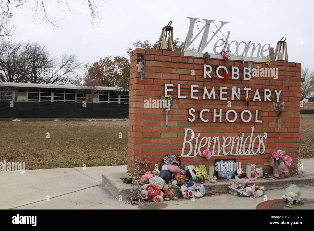 Uvalde, États-Unis. 23 décembre 2024. Le panneau Bienvenidos de l'école primaire Robb (Bienvenidos) à l'école primaire Robb à Uvalde, Texas, États-Unis, le 23 décembre 2024. En mai de l'année 2022, un adolescent a tué 19 élèves et deux enseignants de l'école primaire Robb. (Photo de Carlos Kosienski/Sipa) crédit : Sipa USA/Alamy Live News Banque D'Images Uvalde, États-Unis. 23 décembre 2024. Le panneau Bienvenidos de l'école primaire Robb (Bienvenidos) à l'école primaire Robb à Uvalde, Texas, États-Unis, le 23 décembre 2024. En mai de l'année 2022, un adolescent a tué 19 élèves et deux enseignants de l'école primaire Robb. (Photo de Carlos Kosienski/Sipa) crédit : Sipa USA/Alamy Live News Banque D'Images