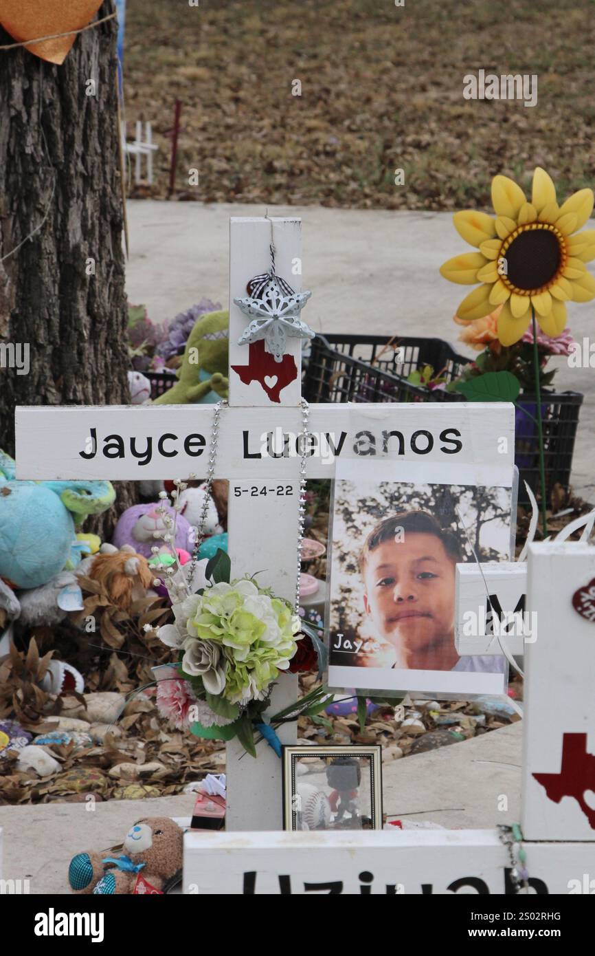 Uvalde, États-Unis. 23 décembre 2024. Une croix pour Jayce Luevanos au mémorial de tir de l'école primaire Robb à Uvalde, Texas, États-Unis, le 23 décembre 2024. En mai de l'année 2022, un adolescent a tué 19 élèves et deux enseignants de l'école primaire Robb. (Photo de Carlos Kosienski/Sipa) crédit : Sipa USA/Alamy Live News Banque D'Images Uvalde, États-Unis. 23 décembre 2024. Une croix pour Jayce Luevanos au mémorial de tir de l'école primaire Robb à Uvalde, Texas, États-Unis, le 23 décembre 2024. En mai de l'année 2022, un adolescent a tué 19 élèves et deux enseignants de l'école primaire Robb. (Photo de Carlos Kosienski/Sipa) crédit : Sipa USA/Alamy Live News Banque D'Images