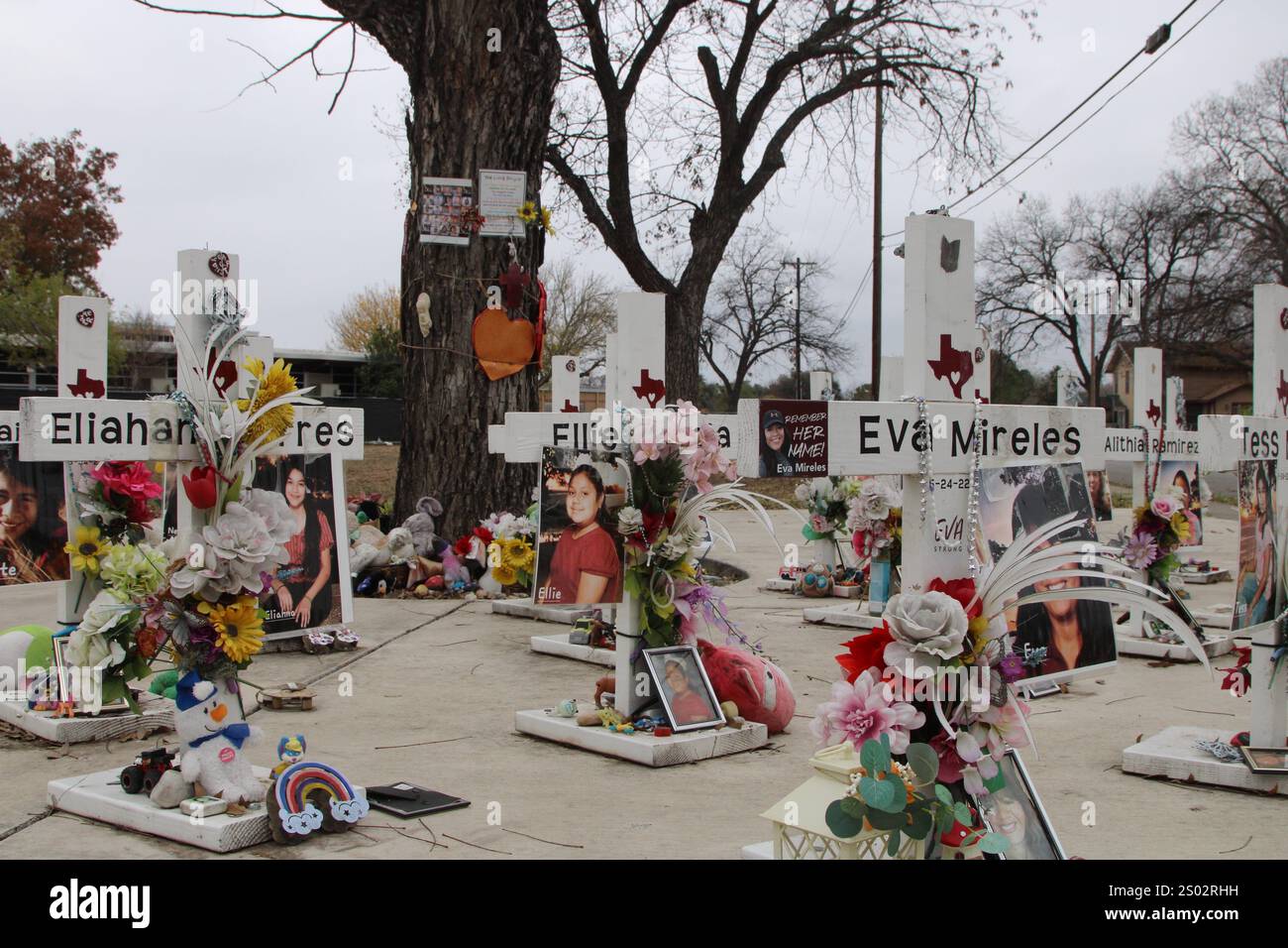Uvalde, États-Unis. 23 décembre 2024. Le mémorial de tir de l'école primaire Robb à Uvalde, Texas, États-Unis, le 23 décembre 2024. En mai de l'année 2022, un adolescent a tué 19 élèves et deux enseignants de l'école primaire Robb. (Photo de Carlos Kosienski/Sipa) crédit : Sipa USA/Alamy Live News Banque D'Images Uvalde, États-Unis. 23 décembre 2024. Le mémorial de tir de l'école primaire Robb à Uvalde, Texas, États-Unis, le 23 décembre 2024. En mai de l'année 2022, un adolescent a tué 19 élèves et deux enseignants de l'école primaire Robb. (Photo de Carlos Kosienski/Sipa) crédit : Sipa USA/Alamy Live News Banque D'Images