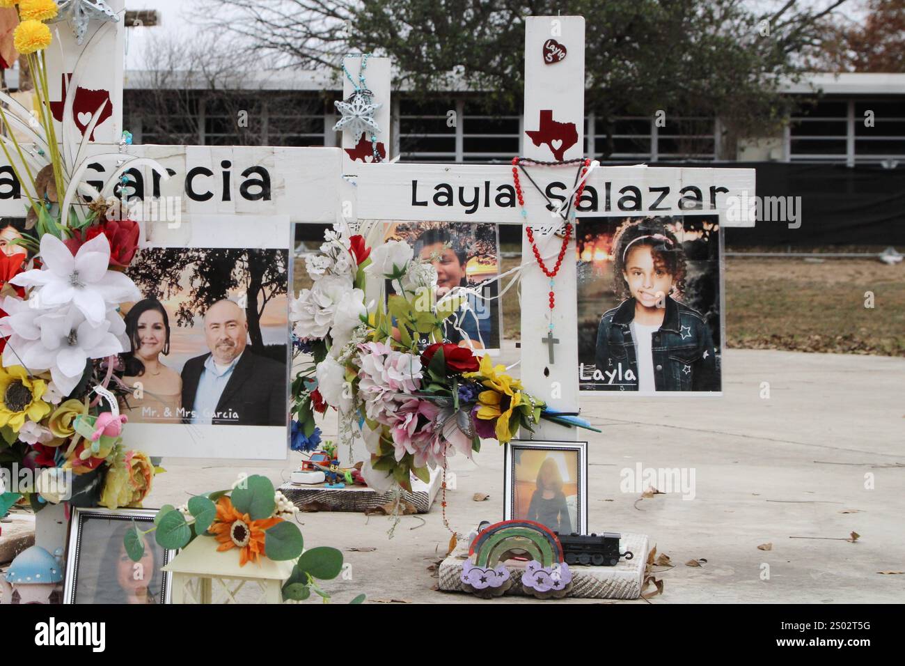 Uvalde, États-Unis. 23 décembre 2024. Une croix pour Layla Salazar au mémorial de tir de l'école primaire Robb à Uvalde, Texas, États-Unis, le 23 décembre 2024. En mai de l'année 2022, un adolescent a tué 19 élèves et deux enseignants de l'école primaire Robb. (Photo de Carlos Kosienski/Sipa) crédit : Sipa USA/Alamy Live News Banque D'Images Uvalde, États-Unis. 23 décembre 2024. Une croix pour Layla Salazar au mémorial de tir de l'école primaire Robb à Uvalde, Texas, États-Unis, le 23 décembre 2024. En mai de l'année 2022, un adolescent a tué 19 élèves et deux enseignants de l'école primaire Robb. (Photo de Carlos Kosienski/Sipa) crédit : Sipa USA/Alamy Live News Banque D'Images