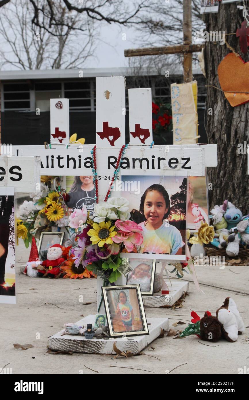 Uvalde, États-Unis. 23 décembre 2024. Une croix pour Alithia Ramirez au mémorial de tir de l'école primaire Robb à Uvalde, Texas, États-Unis, le 23 décembre 2024. En mai de l'année 2022, un adolescent a tué 19 élèves et deux enseignants de l'école primaire Robb. (Photo de Carlos Kosienski/Sipa) crédit : Sipa USA/Alamy Live News Banque D'Images Uvalde, États-Unis. 23 décembre 2024. Une croix pour Alithia Ramirez au mémorial de tir de l'école primaire Robb à Uvalde, Texas, États-Unis, le 23 décembre 2024. En mai de l'année 2022, un adolescent a tué 19 élèves et deux enseignants de l'école primaire Robb. (Photo de Carlos Kosienski/Sipa) crédit : Sipa USA/Alamy Live News Banque D'Images