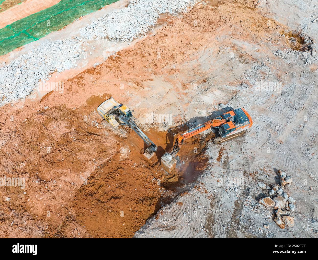 La grande pelle hydraulique à chenilles brise l'asphalte sur un chantier de construction Banque D'Images