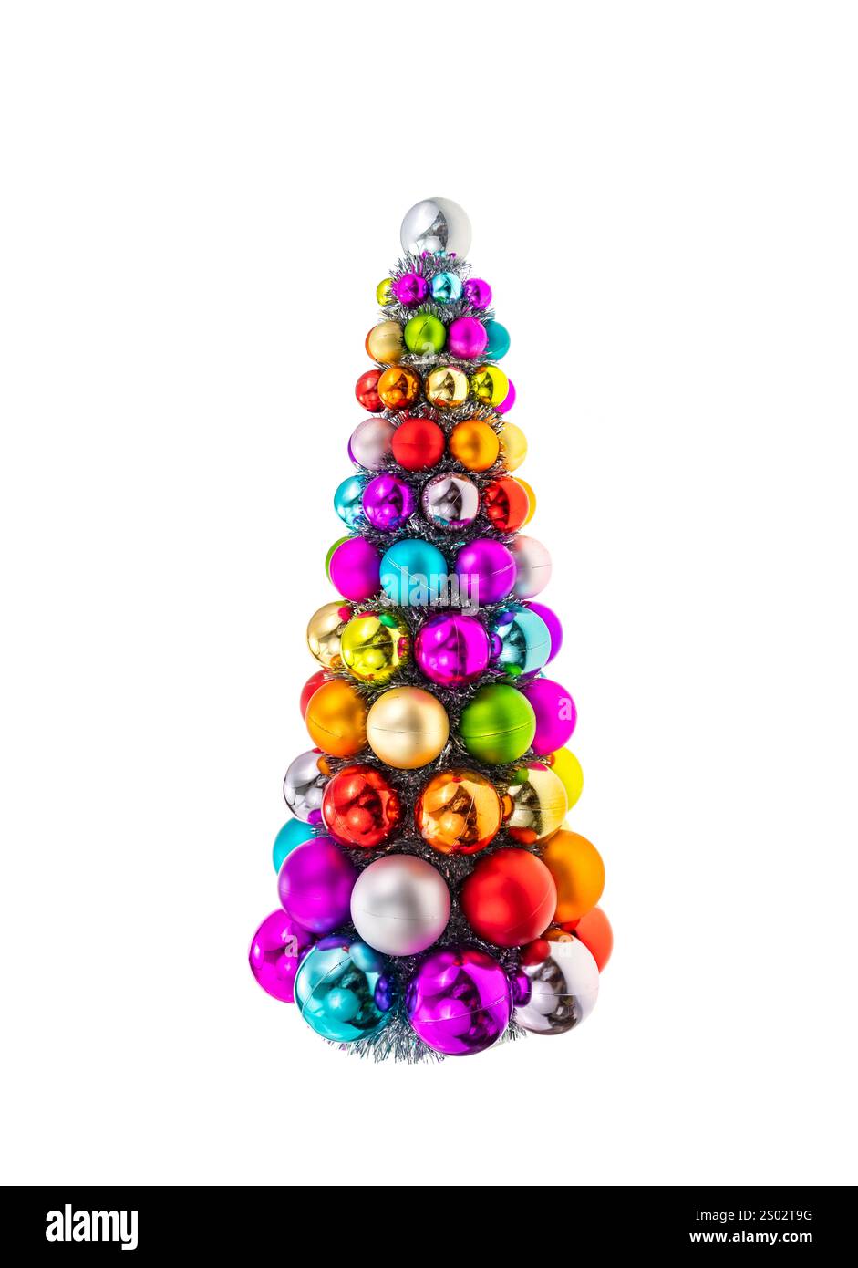 Boules de Noël colorées gerbées couronne en forme d'arbre de noël isolé sur fond. Banque D'Images