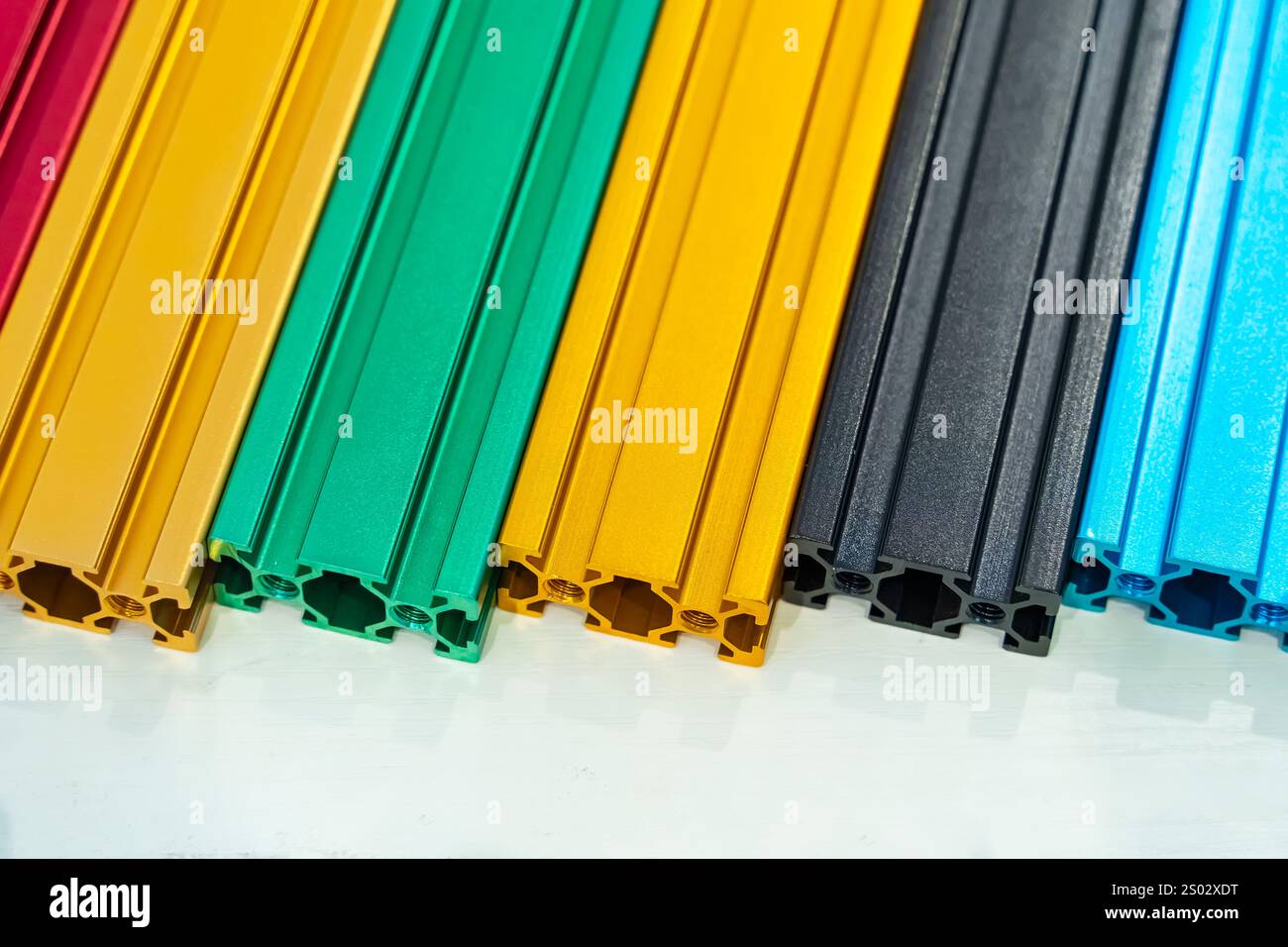Divers échantillons colorés de profil en aluminium sur le stand. Industrie Banque D'Images