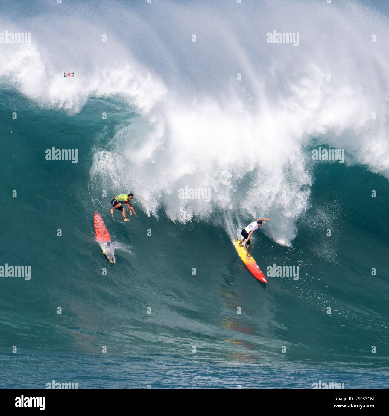 Haleiwa, Oahu, États-Unis. 22 décembre 2024. L'histoire a été faite aujourd'hui lorsque Salt Air Studios a lancé leur chaîne révolutionnaire de diffusion en direct des sports océaniques, Rogue. TV, avec l'événement de surf le plus regardé jamais enregistré. L. McNamara a remporté la victoire au légendaire Rip Curl Eddie Aikau Big Wave Invitational, consolidant ainsi un début inoubliable pour cette nouvelle aventure passionnante. McNamara's est la troisième fois consécutive qu'un surfeur de la rive nord d'Oahu gagne, nommé d'après le sauveteur original de la rive nord Eddie Aikau. Un autre sauveteur de la Côte-Nord, L. Shepardson, a gagné en 2023. Légende de la côte nord J. J. Florence Banque D'Images