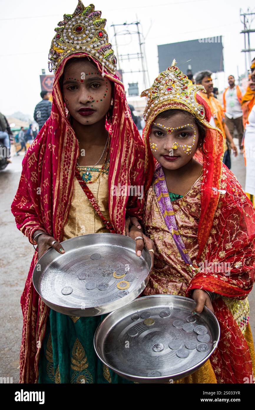 Les filles habillées et décorées comme la déesse Sita. Chemin RAM Janmabhoomi à Ayodhya, UP, Inde Banque D'Images