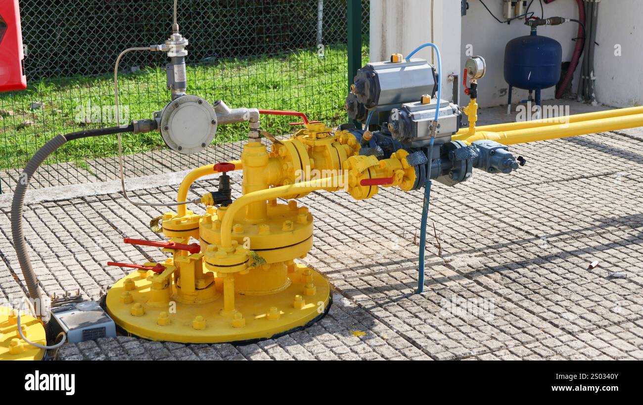 Conduites de gaz jaunes et équipement fournissant du gaz naturel à une zone résidentielle, assurant une distribution sûre et réglementée Banque D'Images