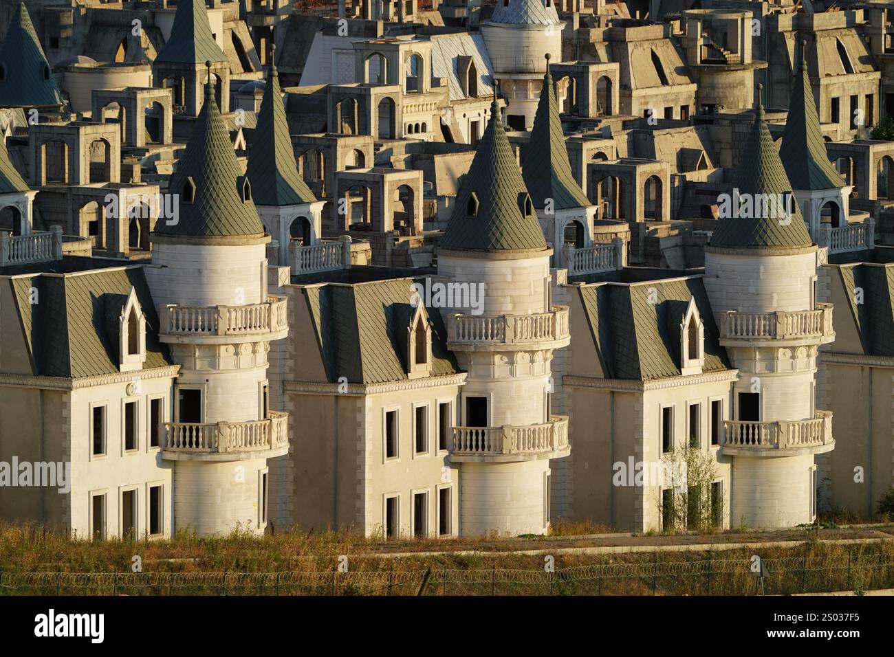 BOLU, TURKIYE - 18 JUILLET 2024 : Burj Al Babas a abandonné des villas dans la ville de Mudurnu Banque D'Images