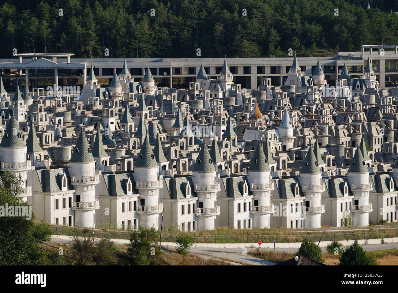 BOLU, TURKIYE - 18 JUILLET 2024 : Burj Al Babas a abandonné des villas dans la ville de Mudurnu Banque D'Images