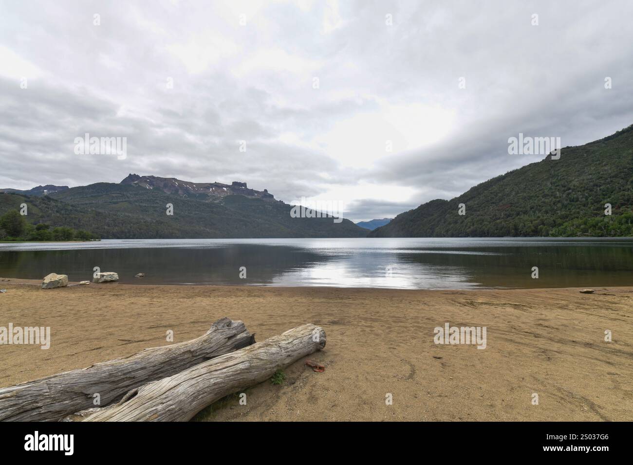 Lac Falkner vu de la route des sept lacs, Ruta 40, province de Neuquén, Argentine Banque D'Images