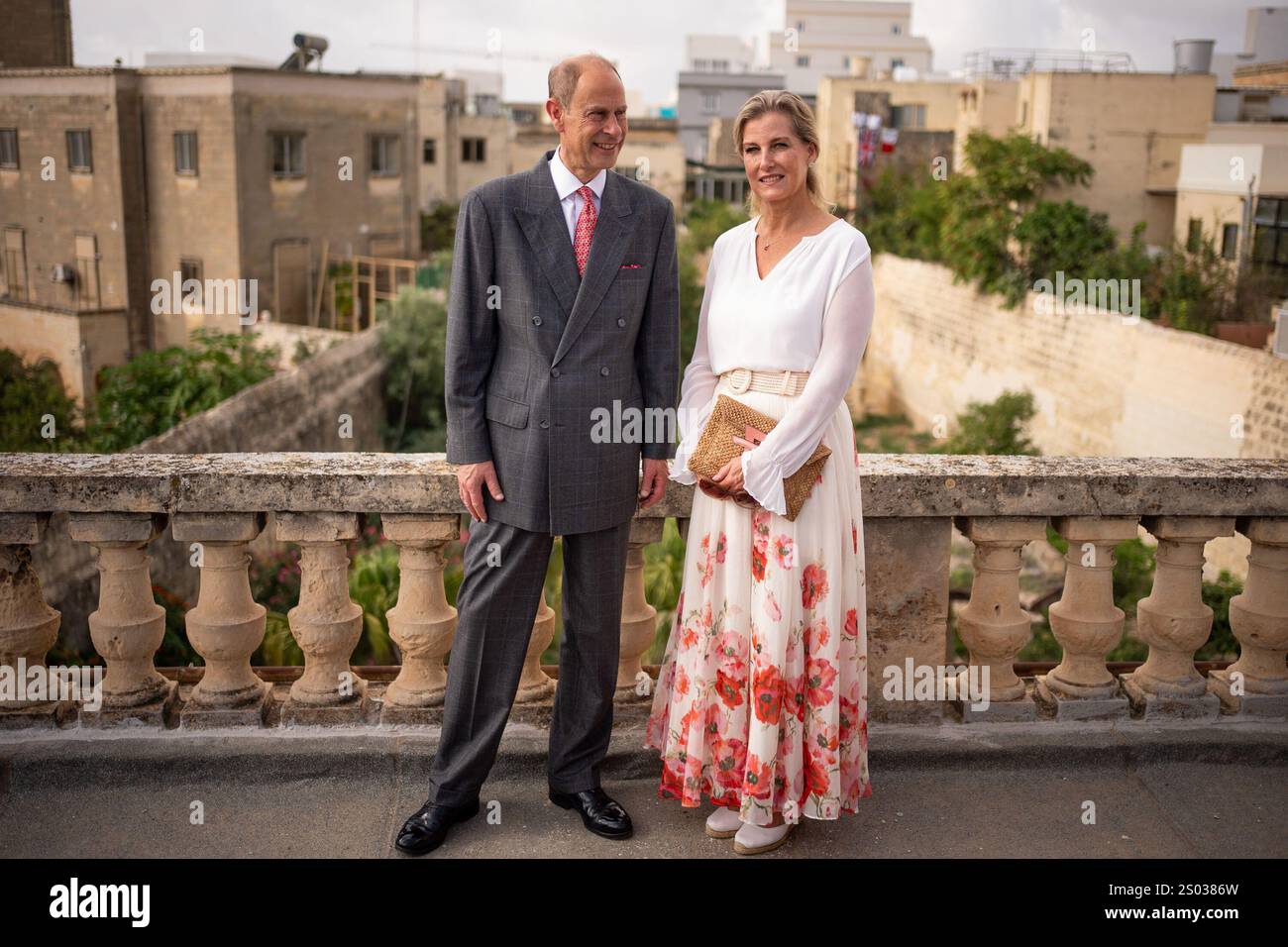Photo du dossier datée du 09/10/24 du duc et de la duchesse d'Édimbourg lors d'une visite de Villa Guardamangia, à Pieta, accompagnés de représentants d'Heritage Malta pour en savoir plus sur les travaux de restauration entrepris à l'ancienne résidence de feu Elizabeth II et de son mari le prince Philip, feu duc d'Édimbourg, lorsqu'ils étaient un jeune couple marié, le troisième jour d'une tournée royale à Malte pour marquer le 60e anniversaire de son indépendance et célébrer le patrimoine commun du pays et la collaboration continue avec le Royaume-Uni. Un double diagnostic de cancer pour le Roi et le Princ Banque D'Images