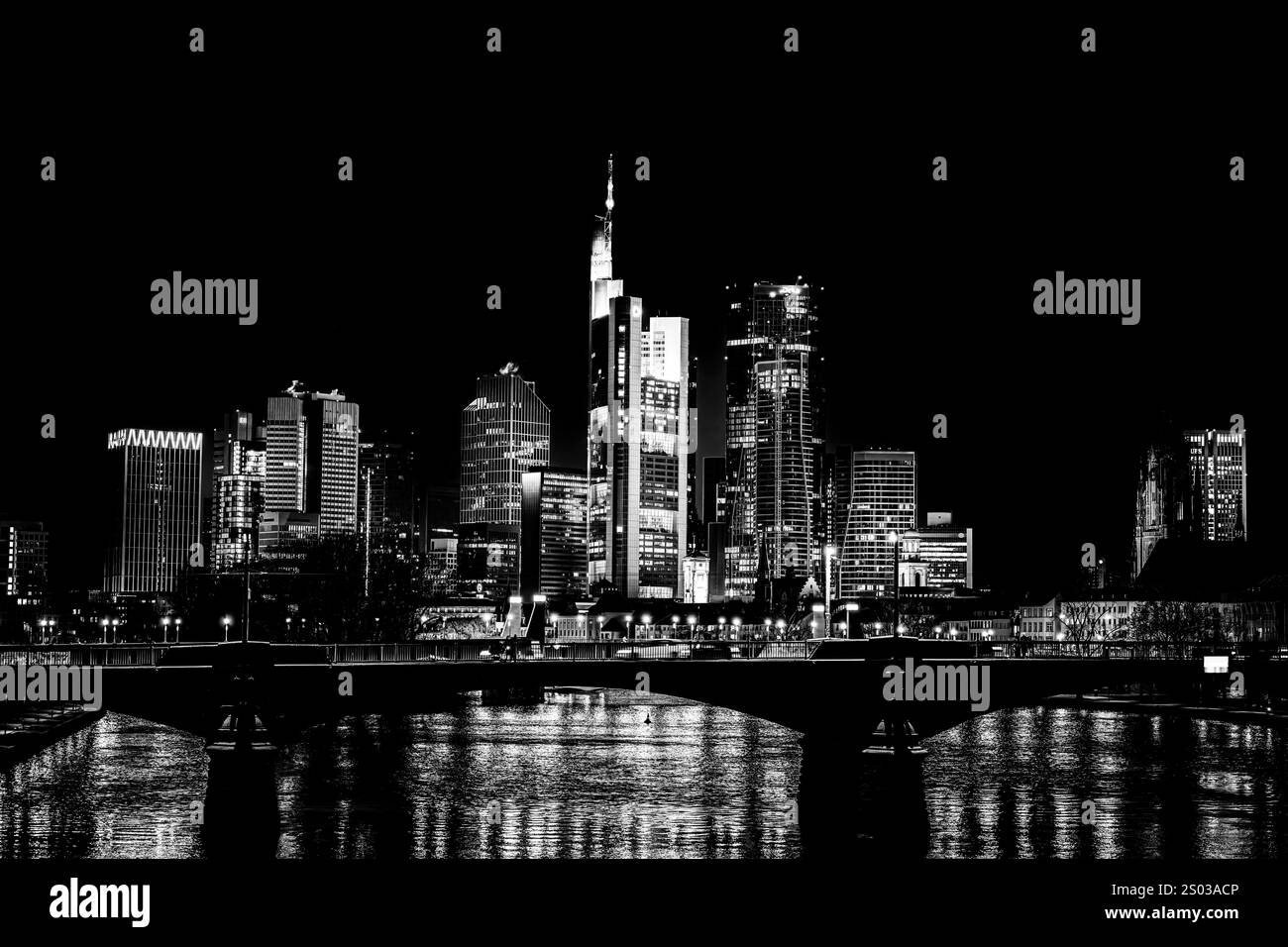 Francfort-sur-le-main, Allemagne - 21 décembre 2024 : vue nocturne sur le centre-ville. Banque D'Images