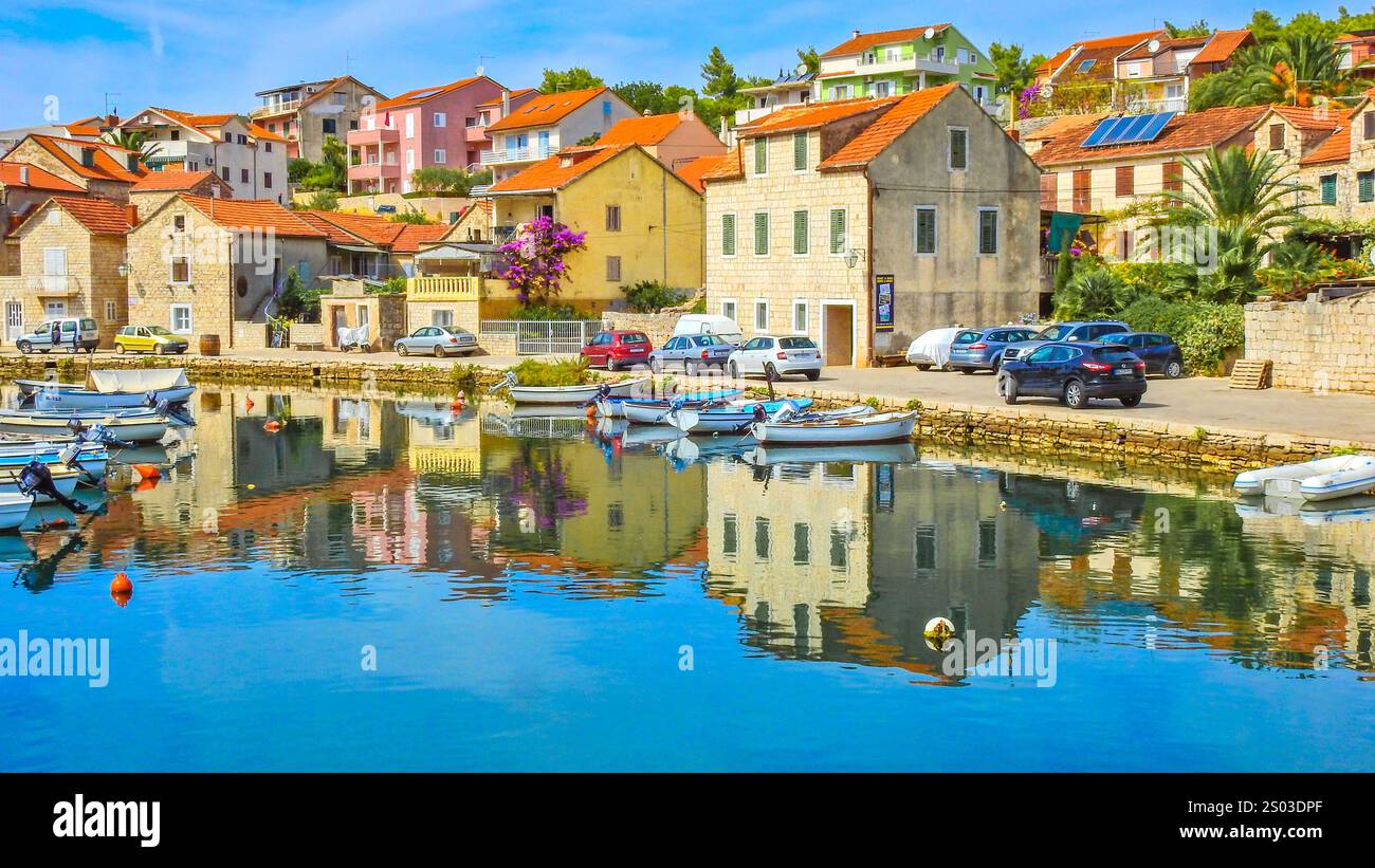 Panorama de la ville, vue sur les monuments de Vrboska, attractions sur l'île de Hvar, bateaux amarrés dans la baie Banque D'Images