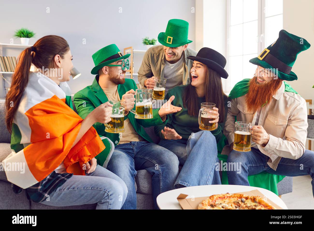 Fête de la Saint Patrick, fête d'amis, célébration de la culture irlandaise nationale avec pizza, bière Banque D'Images