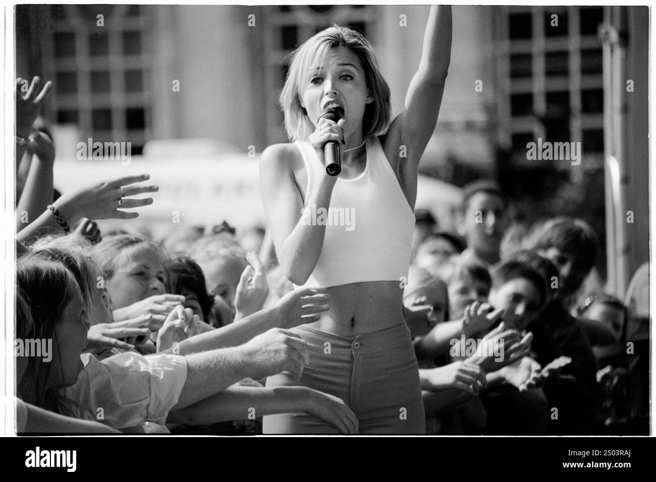 DANNII MINOGUE, CONCERT, 1995 : un jeune Dannii Minogue se produisant au Cardiff Big Weekend Festival rencontre les foules d'adolescents fans sur les pelouses des musées à Cardiff, au pays de Galles, le 12 août 1995. Photographie : ROB WATKINS. INFO : Dannii Minogue est une chanteuse, actrice et personnalité de la télévision australienne, connue pour ses succès pop et sa carrière dynamique. Sœur cadette de Kylie Minogue, elle gagne en renommée avec des chansons comme I Begin to Wonder et en tant que juge sur The X Factor. Banque D'Images