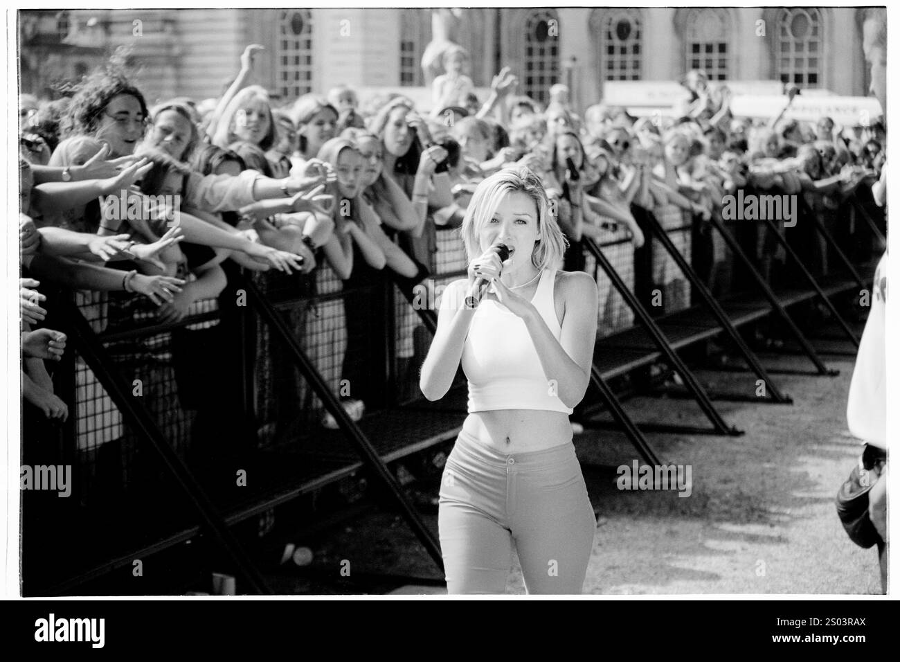 DANNII MINOGUE, CONCERT, 1995 : un jeune Dannii Minogue se produisant au Cardiff Big Weekend Festival rencontre les foules d'adolescents fans sur les pelouses des musées à Cardiff, au pays de Galles, le 12 août 1995. Photographie : ROB WATKINS. INFO : Dannii Minogue est une chanteuse, actrice et personnalité de la télévision australienne, connue pour ses succès pop et sa carrière dynamique. Sœur cadette de Kylie Minogue, elle gagne en renommée avec des chansons comme I Begin to Wonder et en tant que juge sur The X Factor. Banque D'Images