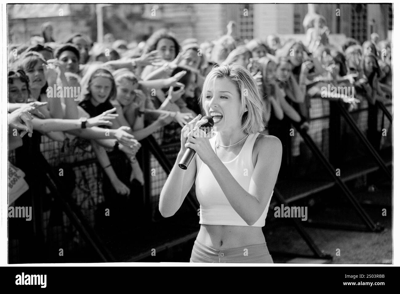 DANNII MINOGUE, CONCERT, 1995 : un jeune Dannii Minogue se produisant au Cardiff Big Weekend Festival rencontre les foules d'adolescents fans sur les pelouses des musées à Cardiff, au pays de Galles, le 12 août 1995. Photographie : ROB WATKINS. INFO : Dannii Minogue est une chanteuse, actrice et personnalité de la télévision australienne, connue pour ses succès pop et sa carrière dynamique. Sœur cadette de Kylie Minogue, elle gagne en renommée avec des chansons comme I Begin to Wonder et en tant que juge sur The X Factor. Banque D'Images