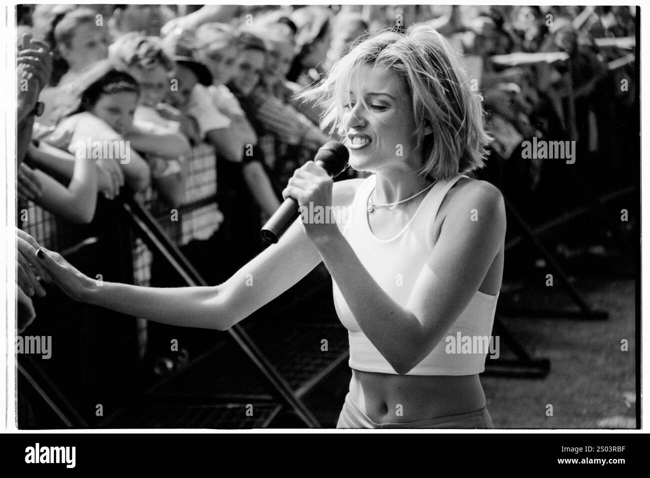 DANNII MINOGUE, CONCERT, 1995 : un jeune Dannii Minogue se produisant au Cardiff Big Weekend Festival rencontre les foules d'adolescents fans sur les pelouses des musées à Cardiff, au pays de Galles, le 12 août 1995. Photographie : ROB WATKINS. INFO : Dannii Minogue est une chanteuse, actrice et personnalité de la télévision australienne, connue pour ses succès pop et sa carrière dynamique. Sœur cadette de Kylie Minogue, elle gagne en renommée avec des chansons comme I Begin to Wonder et en tant que juge sur The X Factor. Banque D'Images