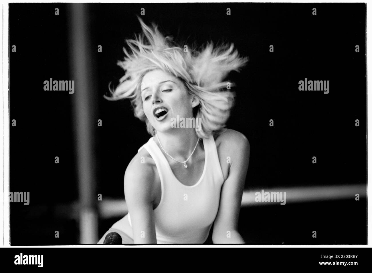 DANNII MINOGUE, CONCERT, 1995 : un jeune Dannii Minogue se produisant au Cardiff Big Weekend Festival sur les pelouses des musées à Cardiff, au pays de Galles, le 12 août 1995. Photographie : ROB WATKINS. INFO : Dannii Minogue est une chanteuse, actrice et personnalité de la télévision australienne, connue pour ses succès pop et sa carrière dynamique. Sœur cadette de Kylie Minogue, elle gagne en renommée avec des chansons comme I Begin to Wonder et en tant que juge sur The X Factor. Banque D'Images