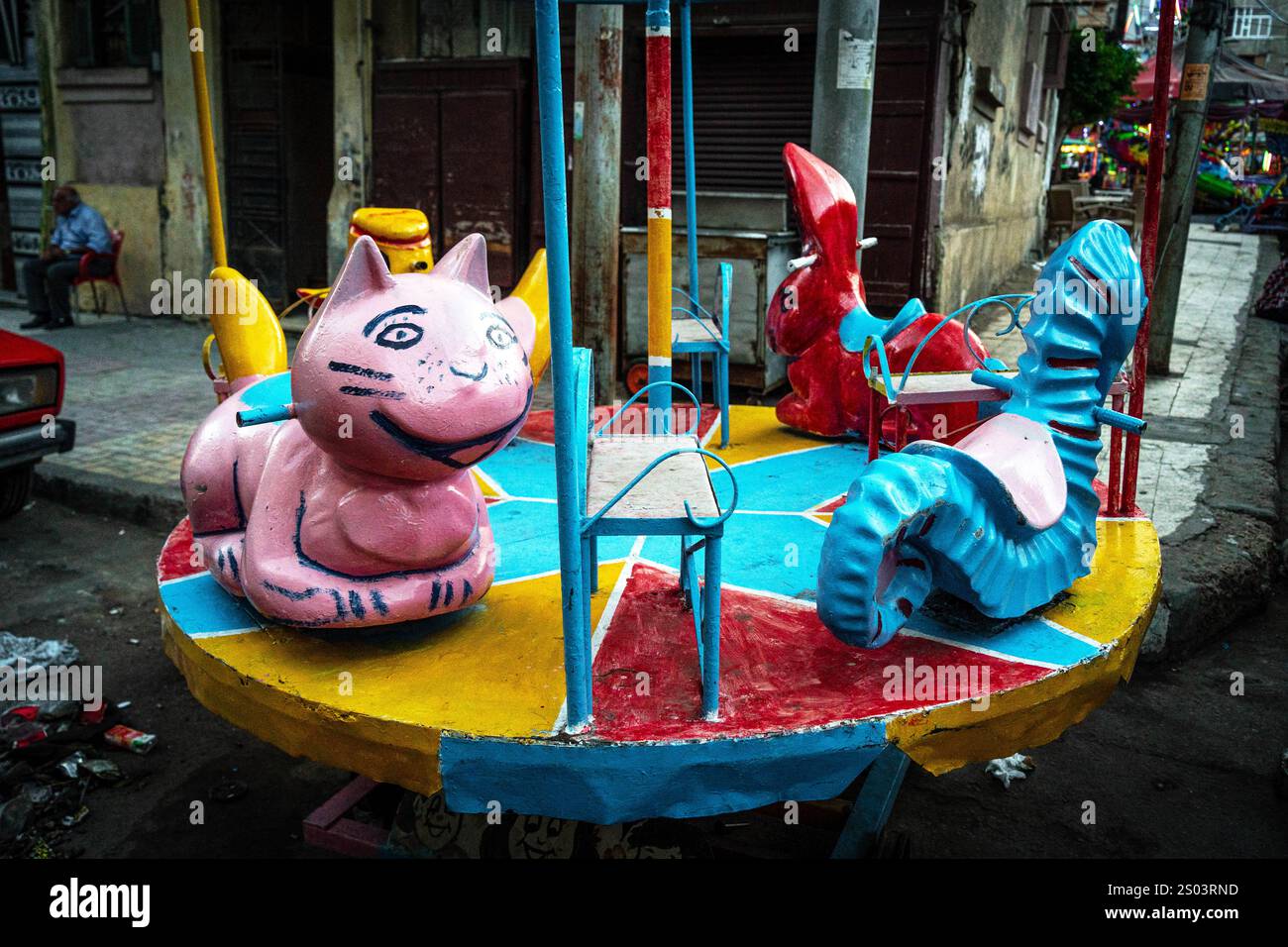 Un carrousel coloré et vintage pour enfants dans les rues d'Alexandrie, en Égypte, avec des motifs vibrants peints à la main et des figures fantaisistes. Banque D'Images