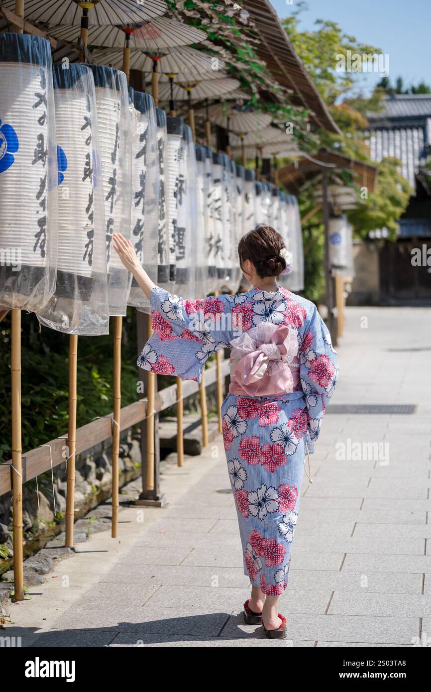 Femme portant Yukata Kimono à Kyoto, Japon. Fond traditionnel japonais. Banque D'Images