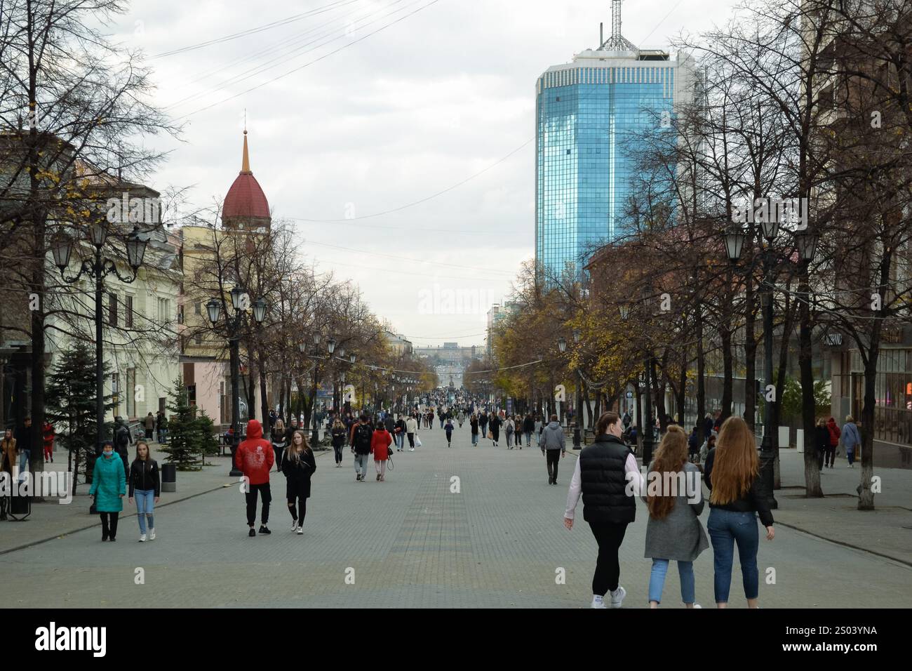 Tcheliabinsk, Russie - 3 octobre 2020. Rue piétonne Kirov. Beaucoup de gens marchent le long d'une rue piétonne par une journée nuageuse Banque D'Images