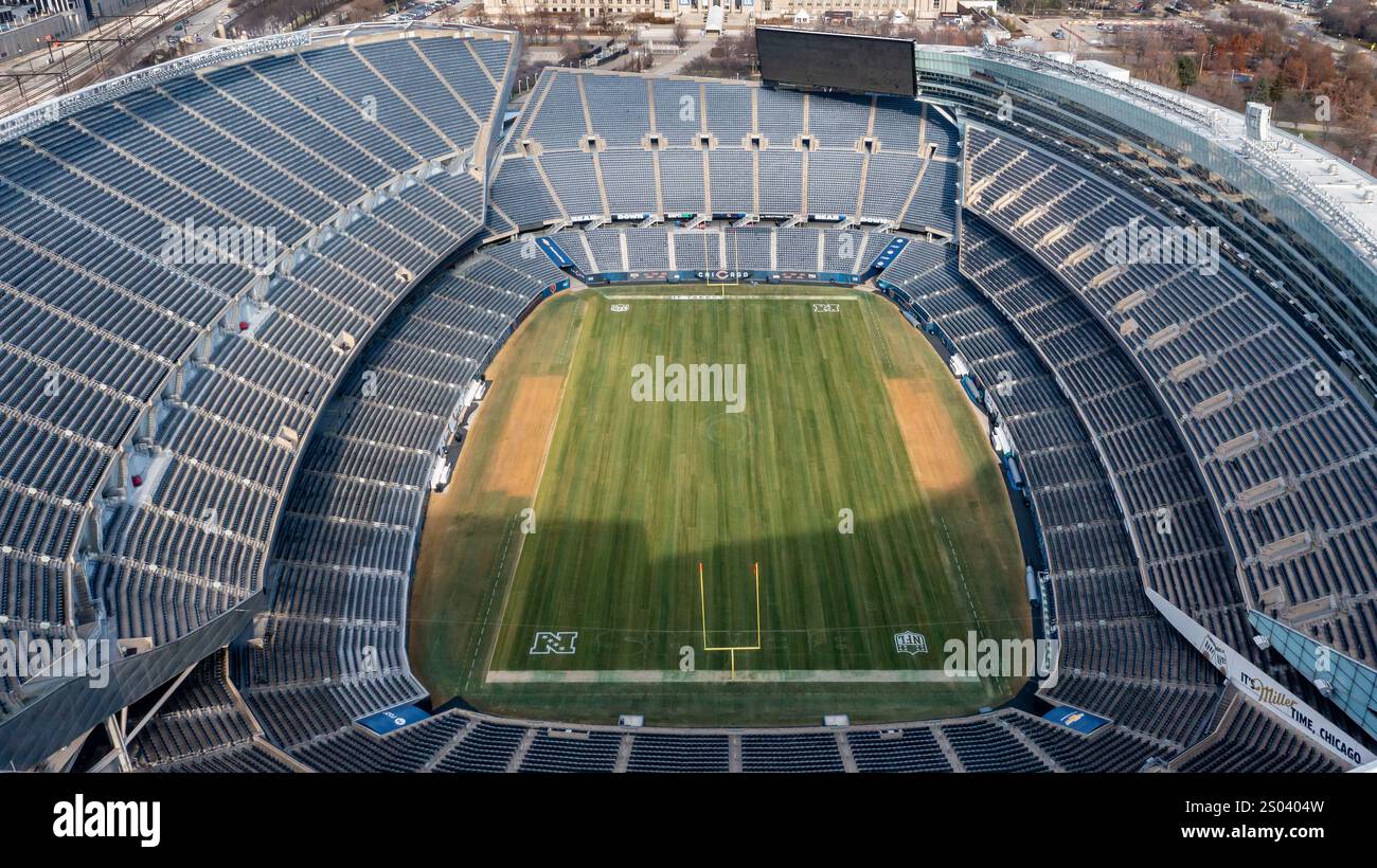 Une vue aérienne de Soldier Field avec un stade complètement vide et aucune ligne sur le terrain de football. Banque D'Images